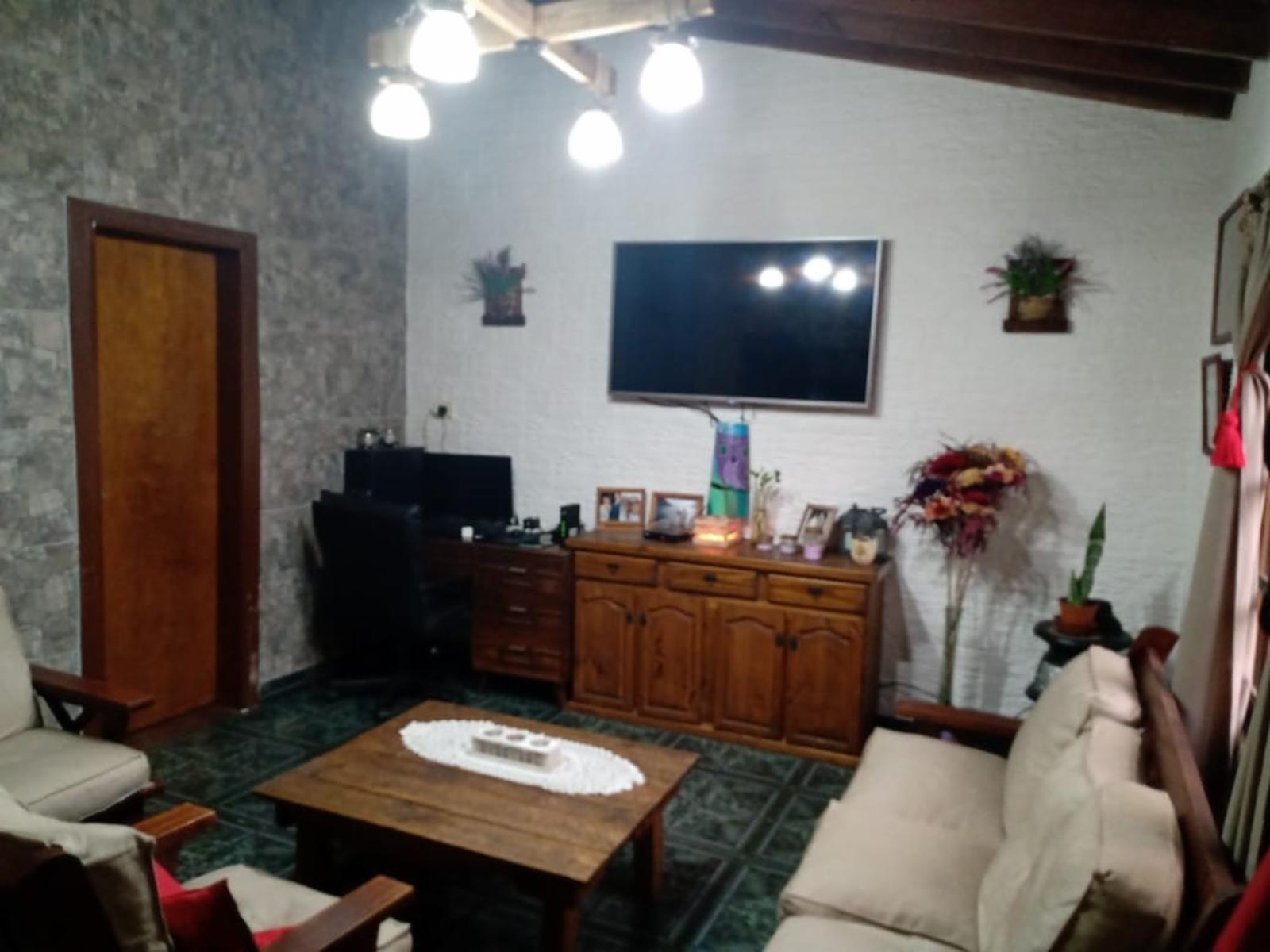 EXCELENTE PRPIEDAD CON DOS VIVIENDA DE TRES AMENTES CADA UNA CON PATIO JARDIN Y ENTRADA DE AUTO — foto 4
