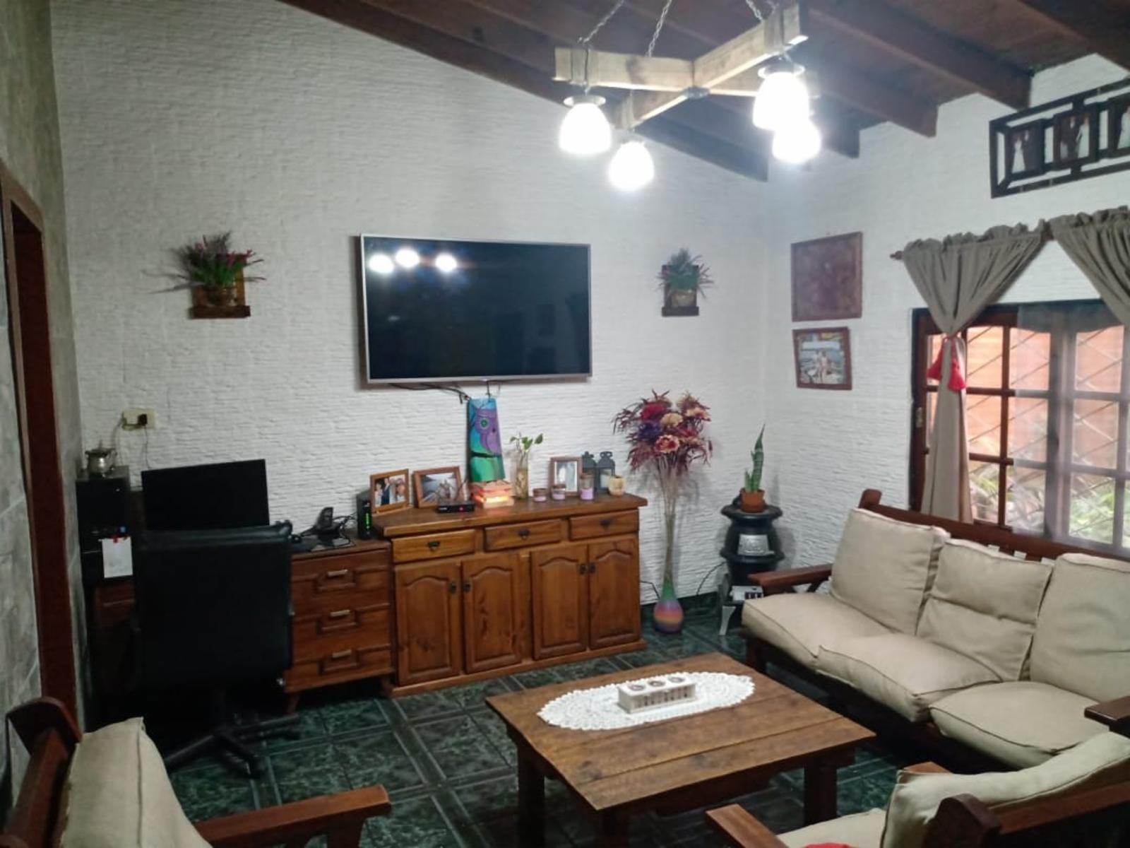 EXCELENTE PRPIEDAD CON DOS VIVIENDA DE TRES AMENTES CADA UNA CON PATIO JARDIN Y ENTRADA DE AUTO — foto 6