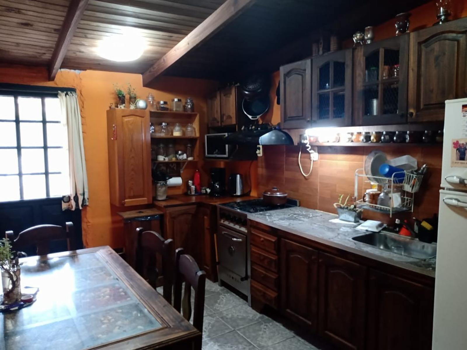 EXCELENTE PRPIEDAD CON DOS VIVIENDA DE TRES AMENTES CADA UNA CON PATIO JARDIN Y ENTRADA DE AUTO — foto 7