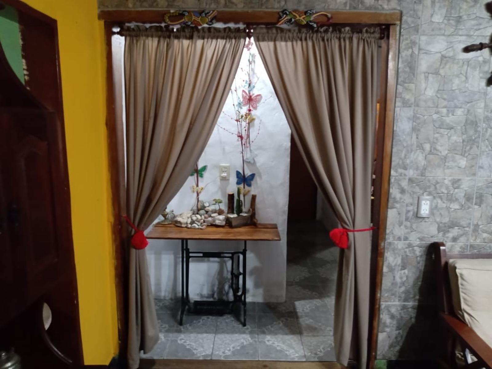 EXCELENTE PRPIEDAD CON DOS VIVIENDA DE TRES AMENTES CADA UNA CON PATIO JARDIN Y ENTRADA DE AUTO — foto 8