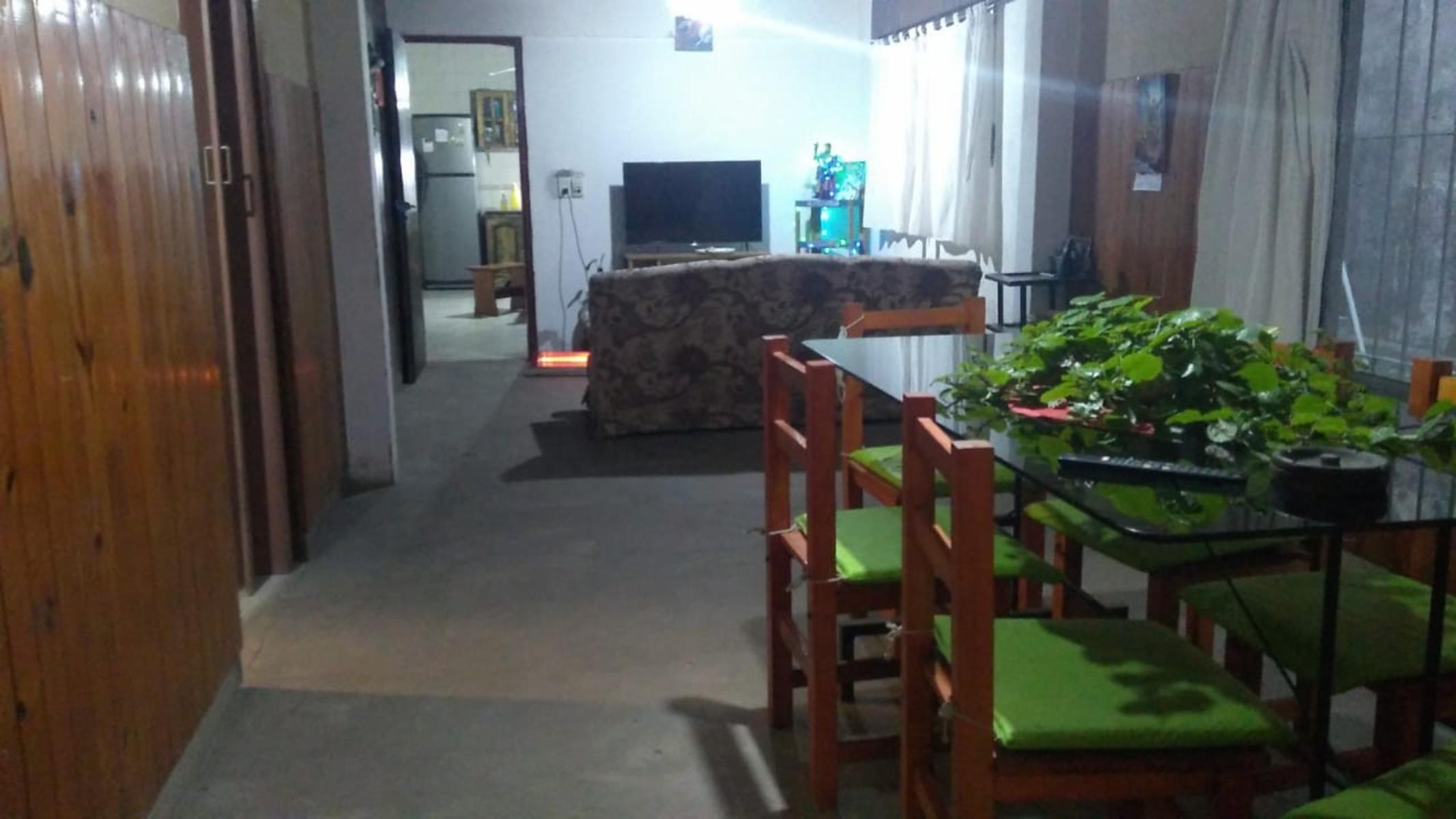EXCELENTE CASA DE CUATRO AMBIENTES CON ENTRADA PARA AUTO JARDIN Y PATIO