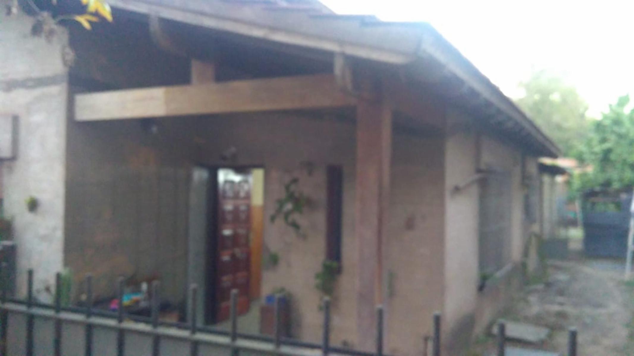 EXCELENTE CASA DE CUATRO AMBIENTES CON ENTRADA PARA AUTO JARDIN Y PATIO — foto 2