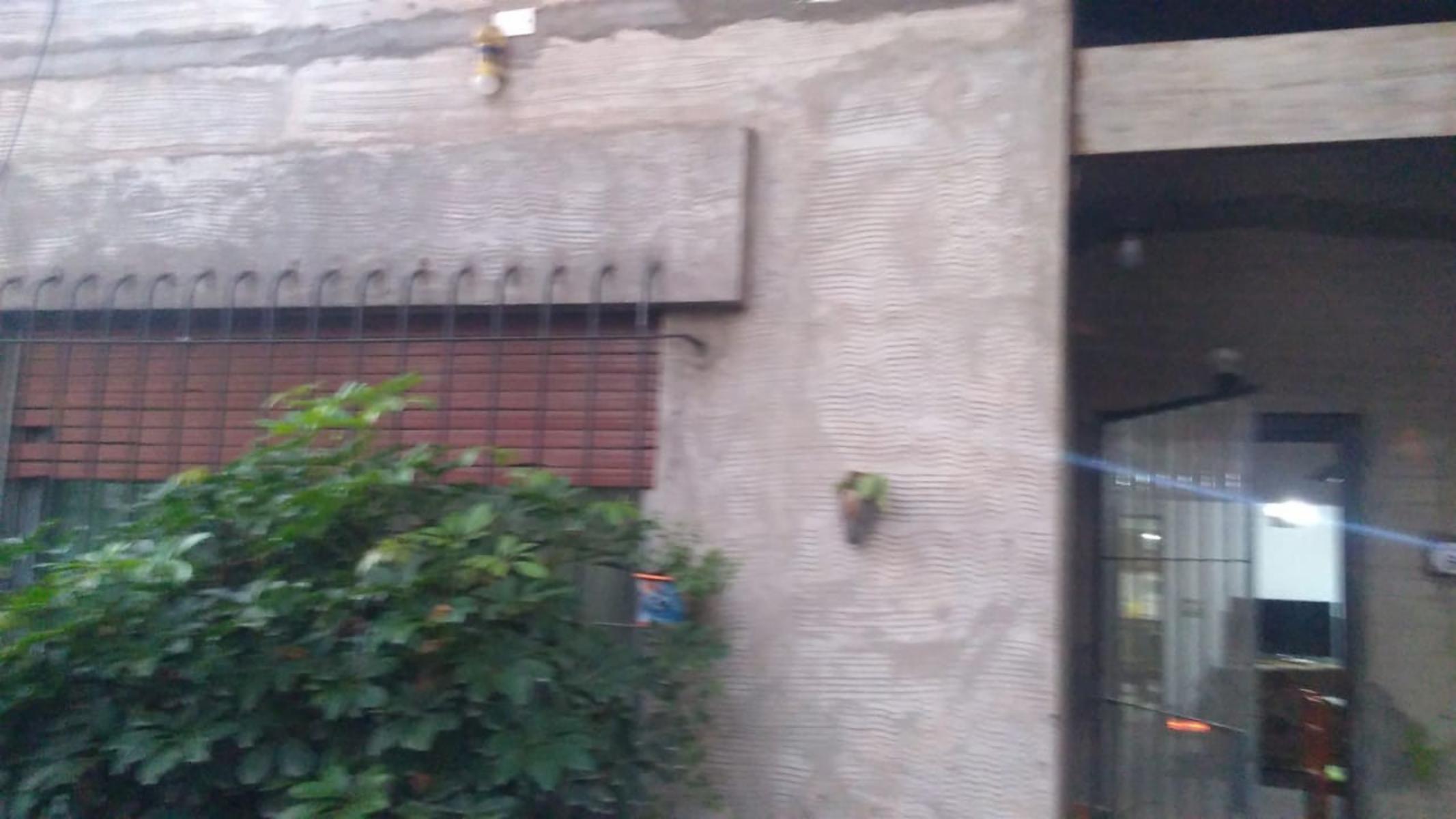 EXCELENTE CASA DE CUATRO AMBIENTES CON ENTRADA PARA AUTO JARDIN Y PATIO — foto 3