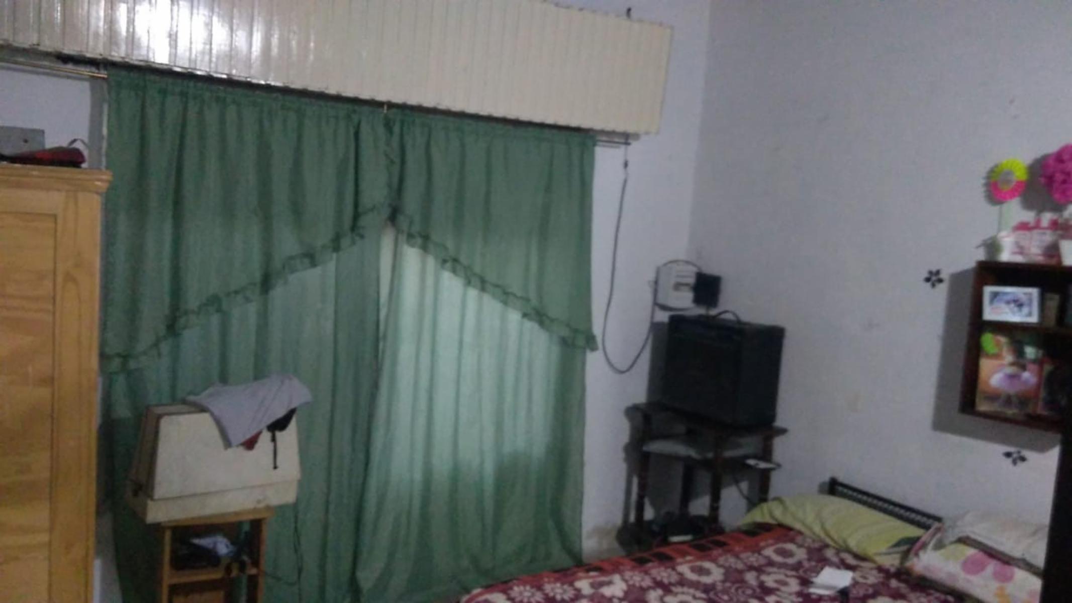 EXCELENTE CASA DE CUATRO AMBIENTES CON ENTRADA PARA AUTO JARDIN Y PATIO — foto 5
