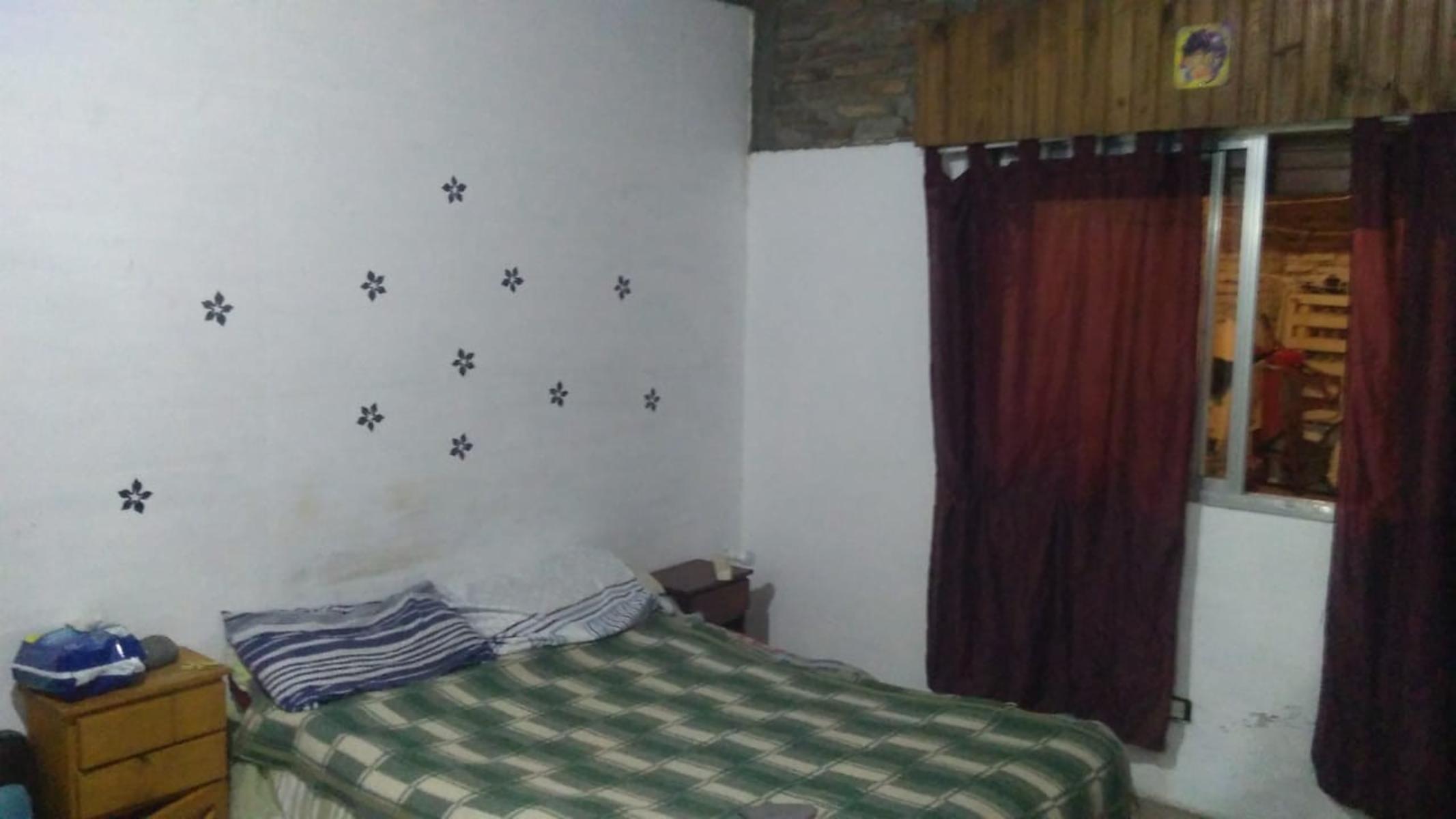 EXCELENTE CASA DE CUATRO AMBIENTES CON ENTRADA PARA AUTO JARDIN Y PATIO — foto 6