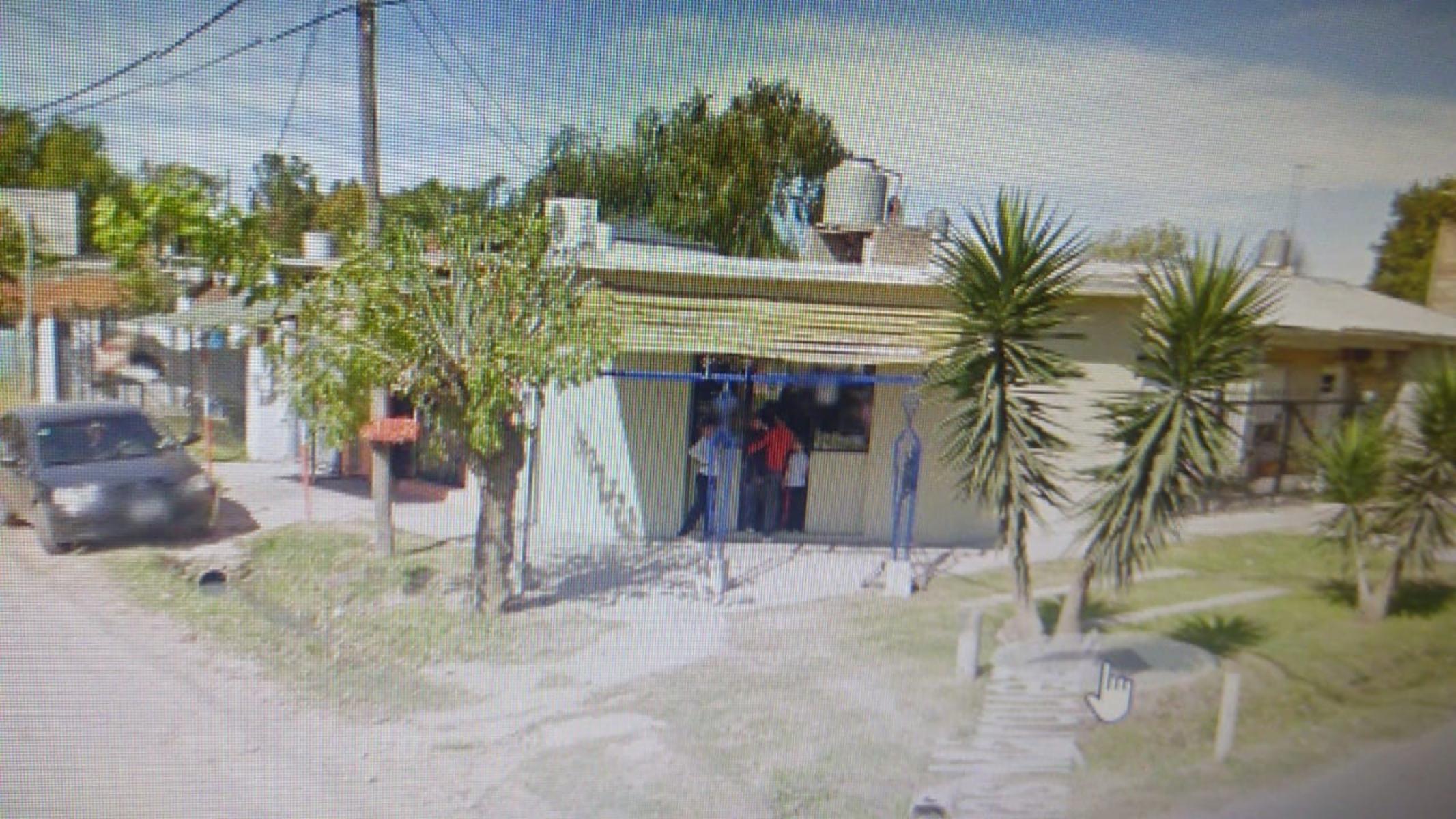 EXCELENTE PROPIEDAD DE CUATRO AMBIENTES CON ENTRADA DE AUTO PATIO Y JARDIN MAS DOS LOCALES Y GARAGE — foto 2
