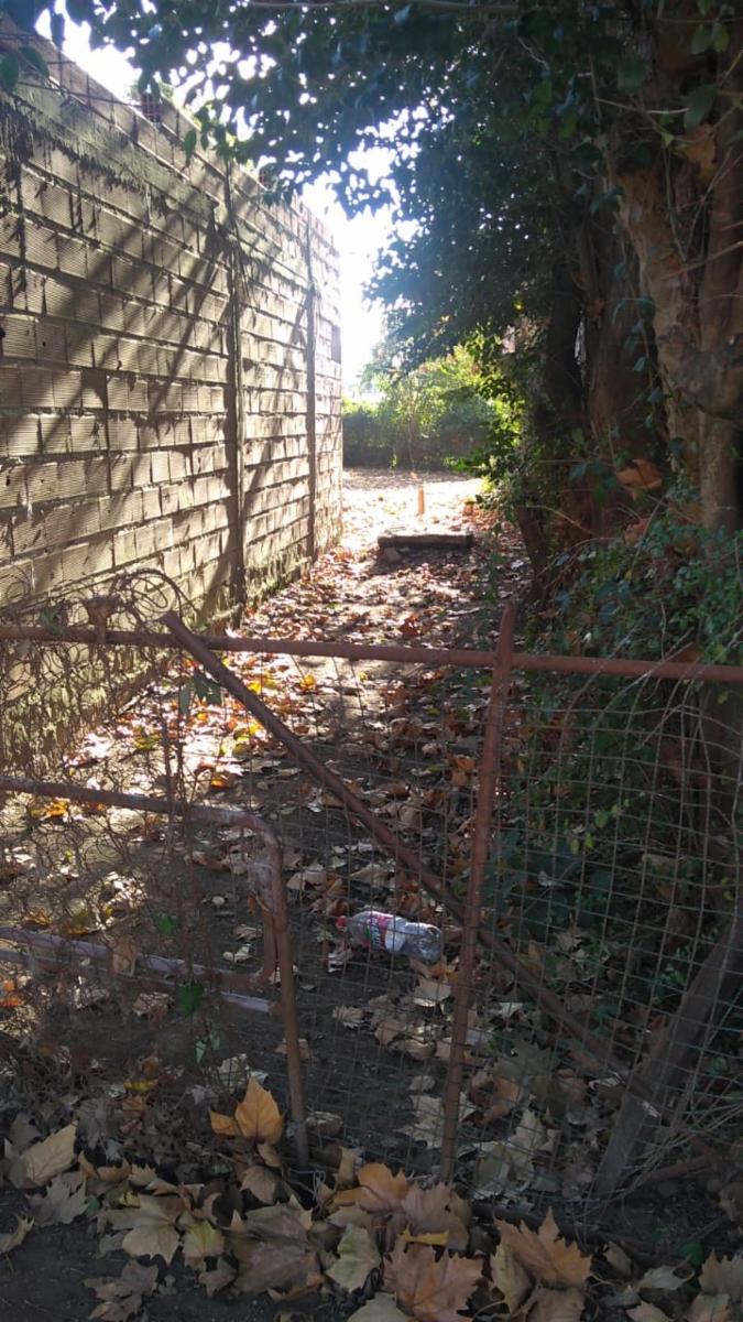 EXCELENTE TERRNO DE 10 X 35 CON CASA DE TRES AMBIENTES A TERMINAR Y MEJORAS CALLE CON ASFALTO