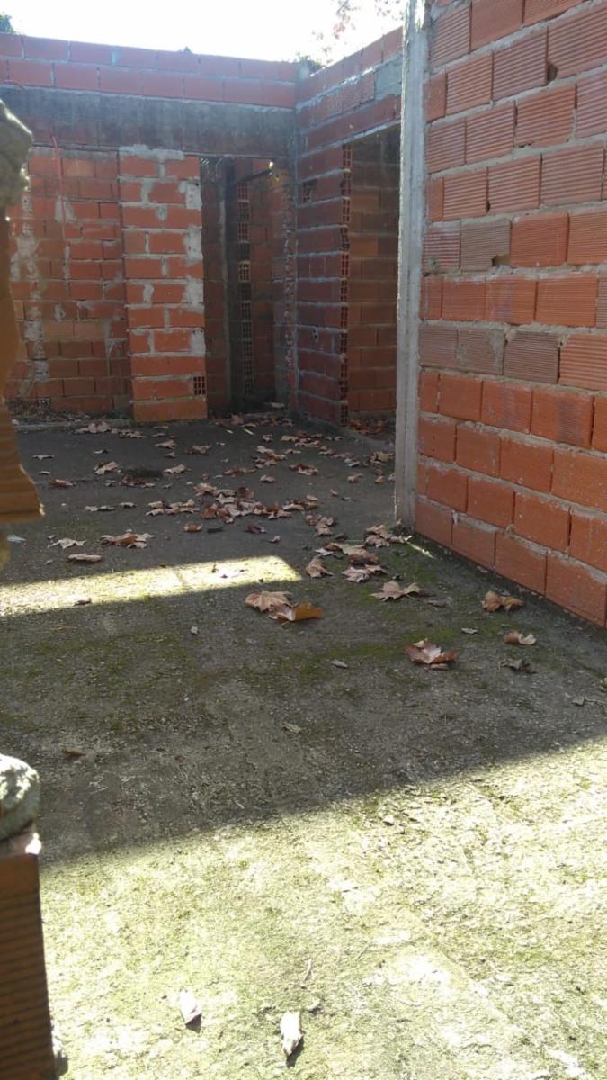 EXCELENTE TERRNO DE 10 X 35 CON CASA DE TRES AMBIENTES A TERMINAR Y MEJORAS CALLE CON ASFALTO — foto 2