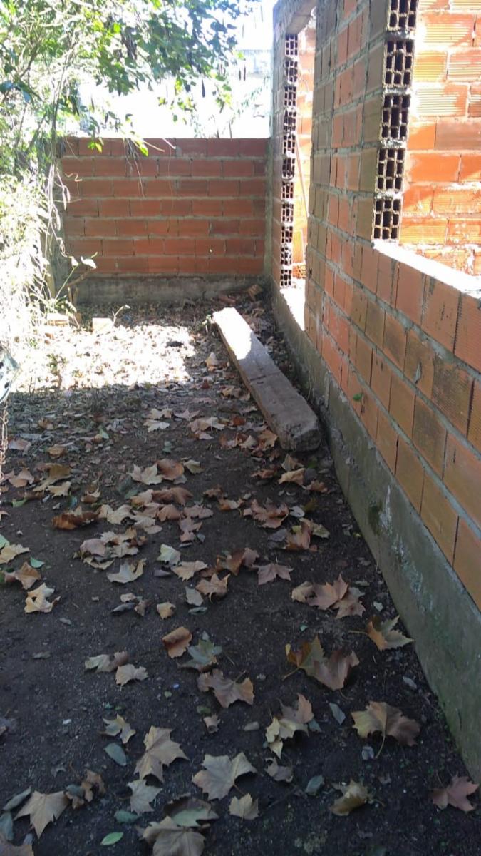 EXCELENTE TERRNO DE 10 X 35 CON CASA DE TRES AMBIENTES A TERMINAR Y MEJORAS CALLE CON ASFALTO — foto 4