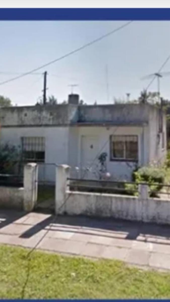 EXCELENTE CASA DE TRES AMBIENTES CON JARDIN PATIO Y FONDO LIBRE
