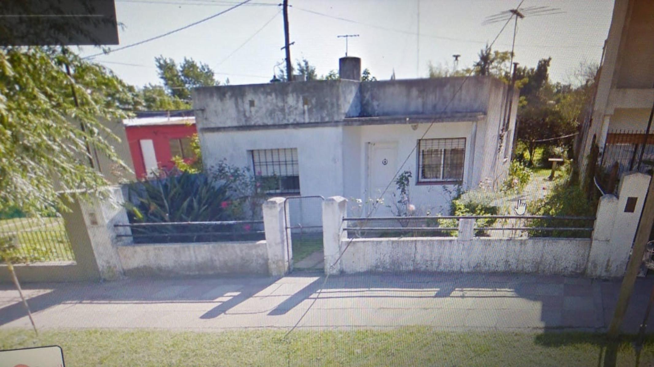EXCELENTE CASA DE TRES AMBIENTES CON JARDIN PATIO Y FONDO LIBRE — foto 2