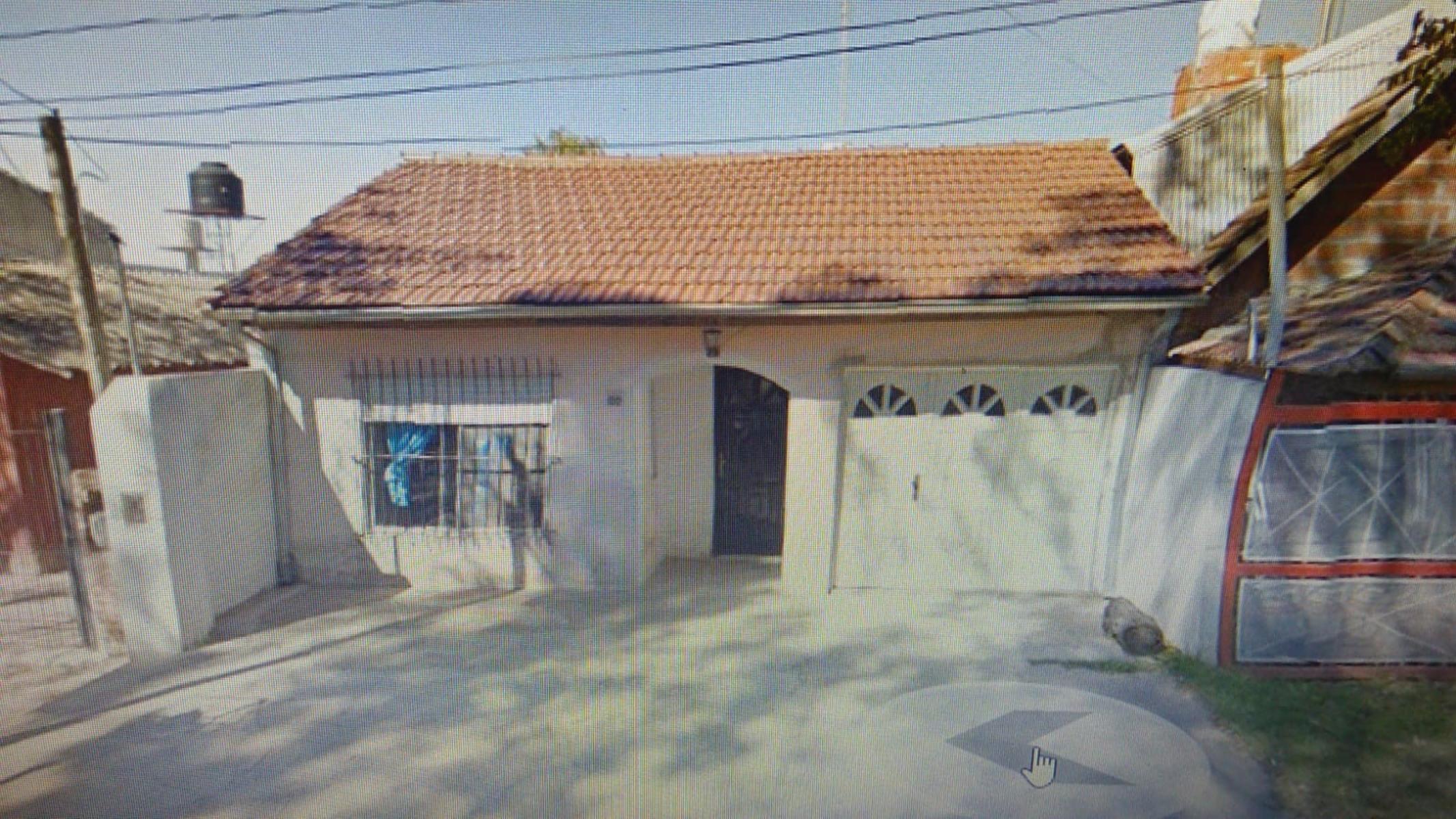 EXCELENTE PROPIEDAD DE TRES AMBIENTES CON GARAGE PATIO Y FONDO LIBRE