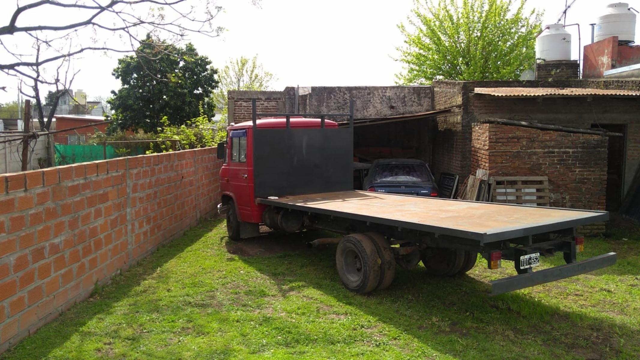EXCELENTE PROPIEDAD A REFACCIONAR CON AMPLIO PATIO Y ENTRADA PASANTE UBICADA EN EL CENTRO DE LA LOCALIDAD DE GARIN
