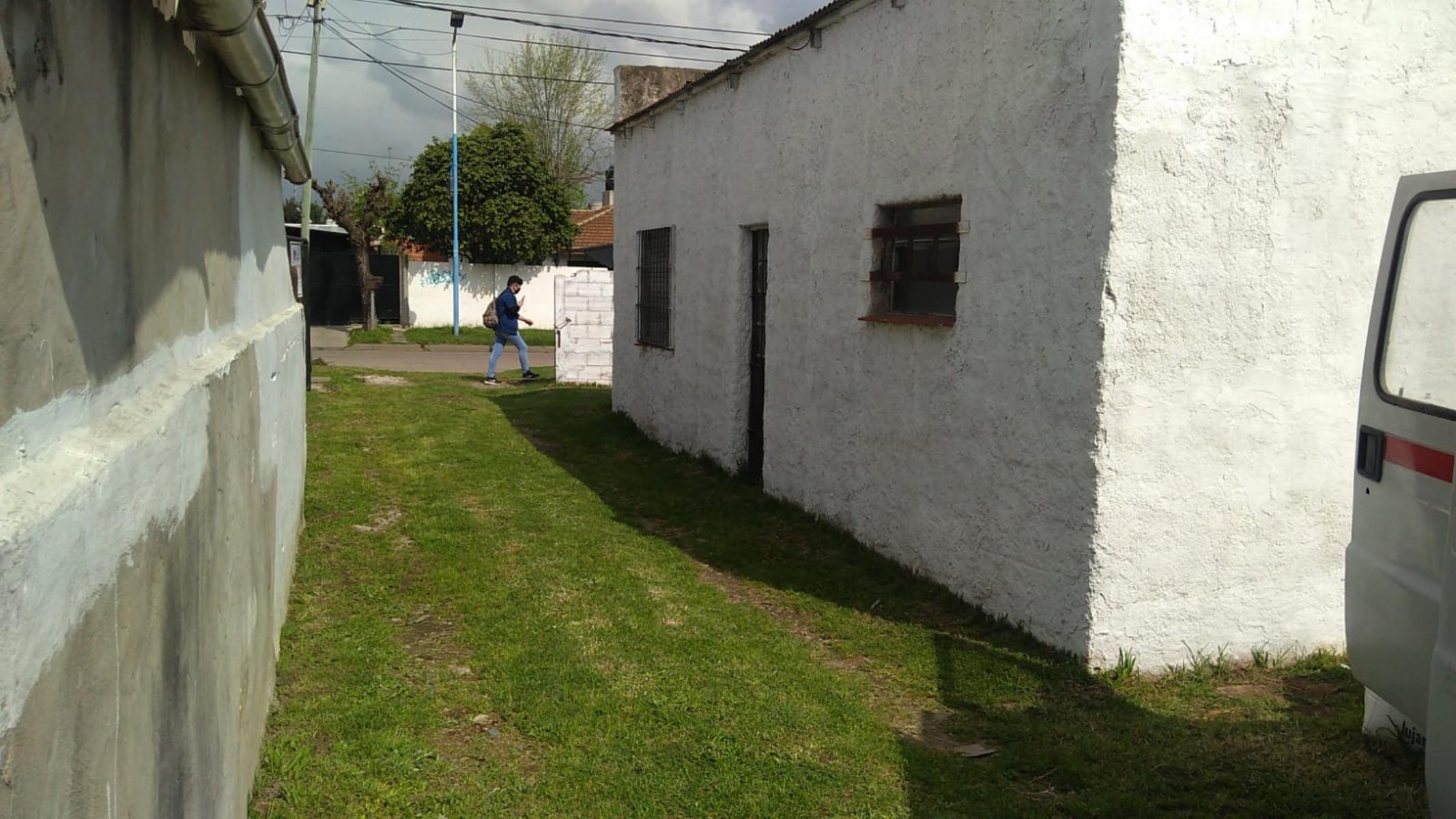 EXCELENTE PROPIEDAD A REFACCIONAR CON AMPLIO PATIO Y ENTRADA PASANTE UBICADA EN EL CENTRO DE LA LOCALIDAD DE GARIN — foto 2