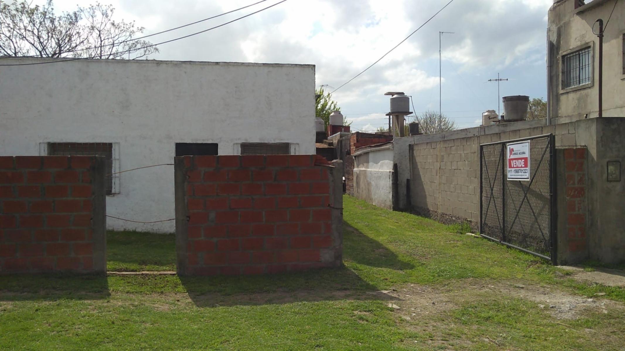 EXCELENTE PROPIEDAD A REFACCIONAR CON AMPLIO PATIO Y ENTRADA PASANTE UBICADA EN EL CENTRO DE LA LOCALIDAD DE GARIN — foto 3