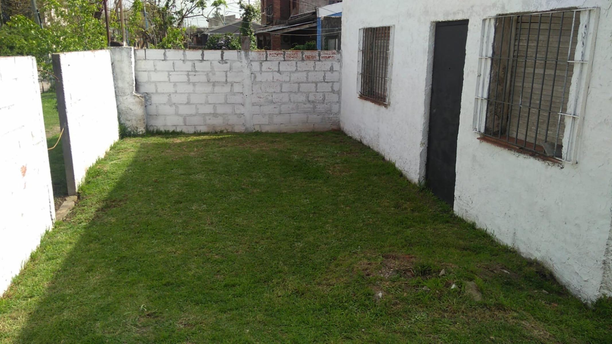 EXCELENTE PROPIEDAD A REFACCIONAR CON AMPLIO PATIO Y ENTRADA PASANTE UBICADA EN EL CENTRO DE LA LOCALIDAD DE GARIN — foto 4