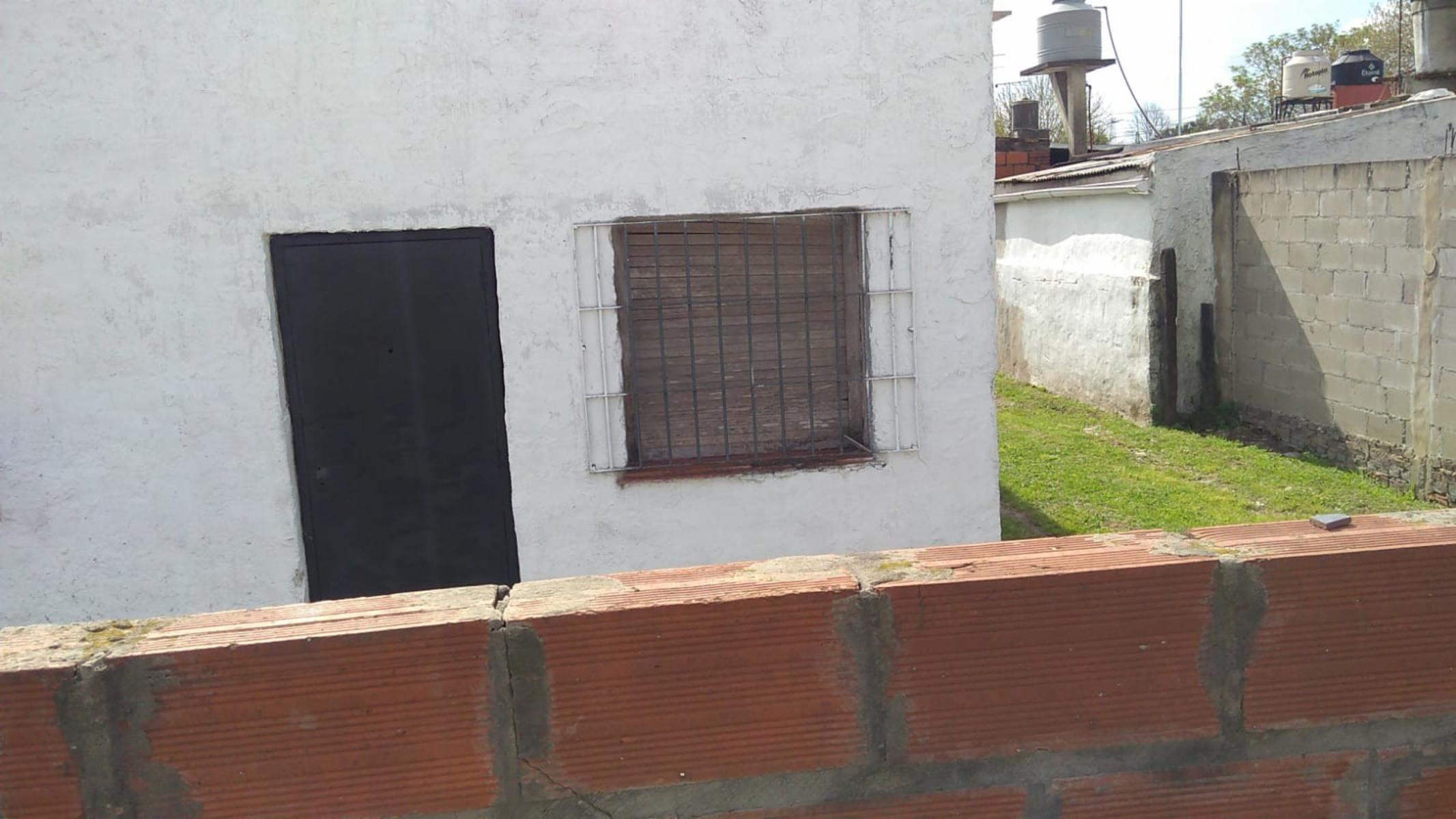 EXCELENTE PROPIEDAD A REFACCIONAR CON AMPLIO PATIO Y ENTRADA PASANTE UBICADA EN EL CENTRO DE LA LOCALIDAD DE GARIN — foto 5
