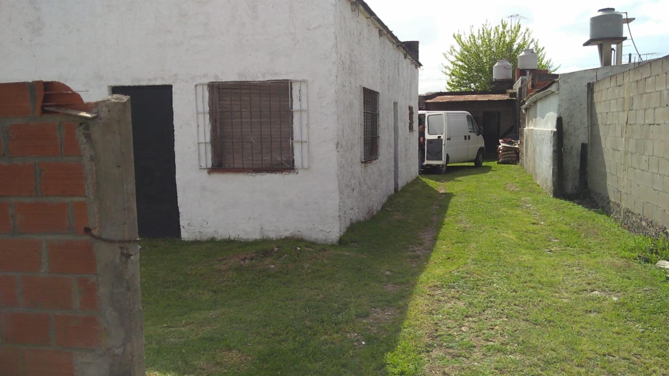 EXCELENTE PROPIEDAD A REFACCIONAR CON AMPLIO PATIO Y ENTRADA PASANTE UBICADA EN EL CENTRO DE LA LOCALIDAD DE GARIN — foto 6