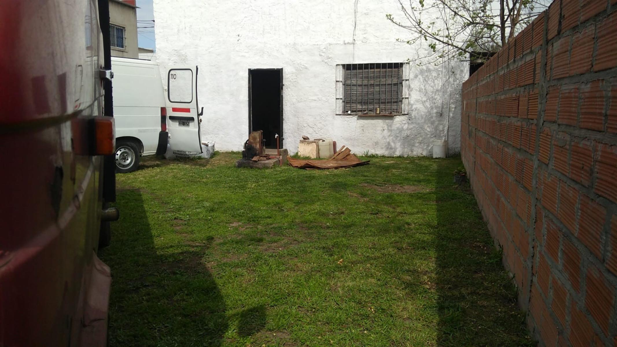 EXCELENTE PROPIEDAD A REFACCIONAR CON AMPLIO PATIO Y ENTRADA PASANTE UBICADA EN EL CENTRO DE LA LOCALIDAD DE GARIN — foto 7