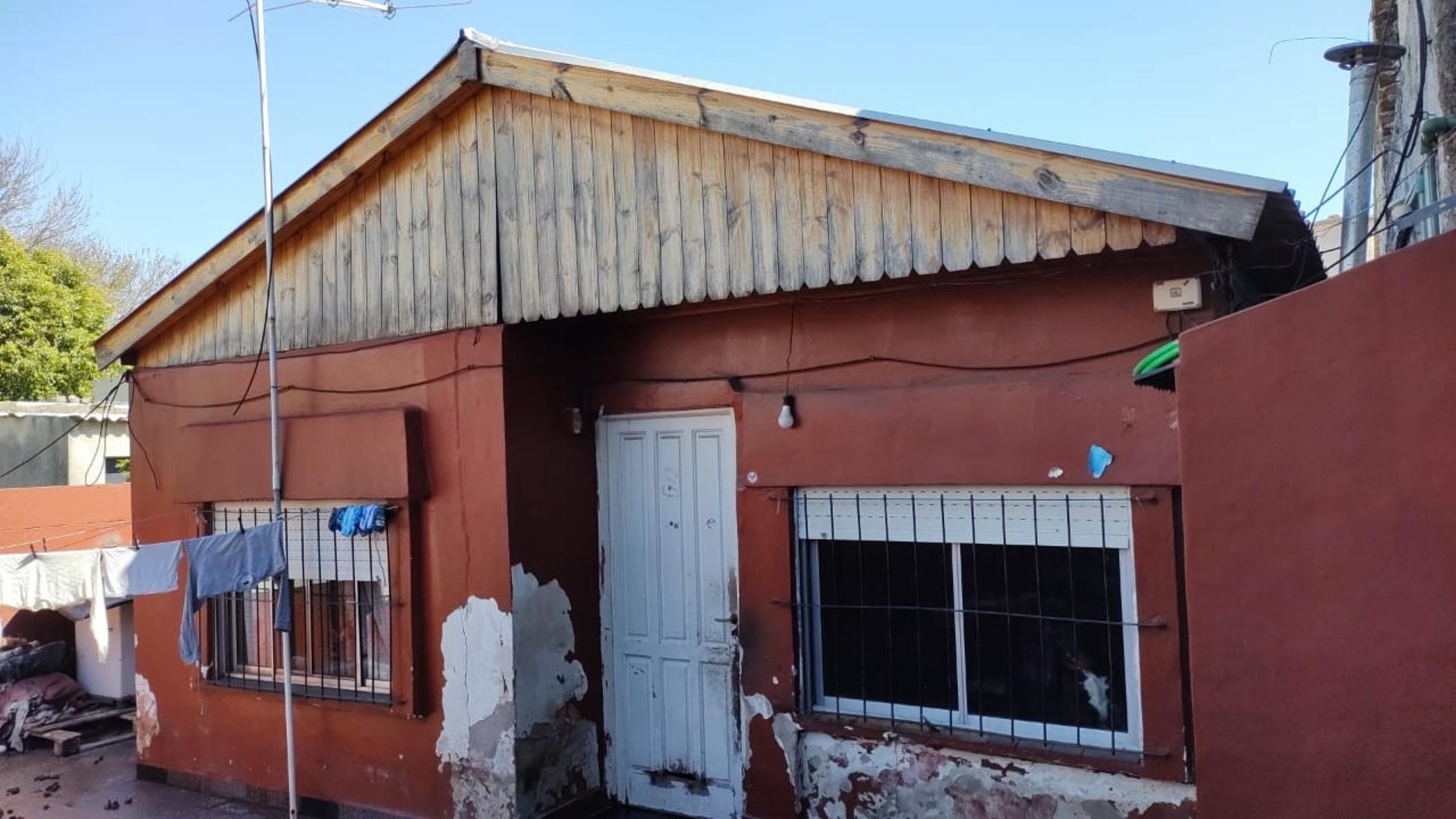 EXCELENTE PROPIEDAD MULTIFAMILIAR VIVIENDA AL FRENTE DE TRES AMBIENTES Y VIVIENDA AL FONDO DE TRES AMBIENTES CON ENTRADA DE AUTO