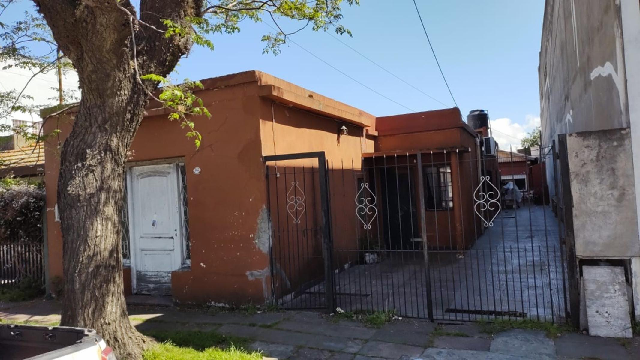 EXCELENTE PROPIEDAD MULTIFAMILIAR VIVIENDA AL FRENTE DE TRES AMBIENTES Y VIVIENDA AL FONDO DE TRES AMBIENTES CON ENTRADA DE AUTO — foto 2