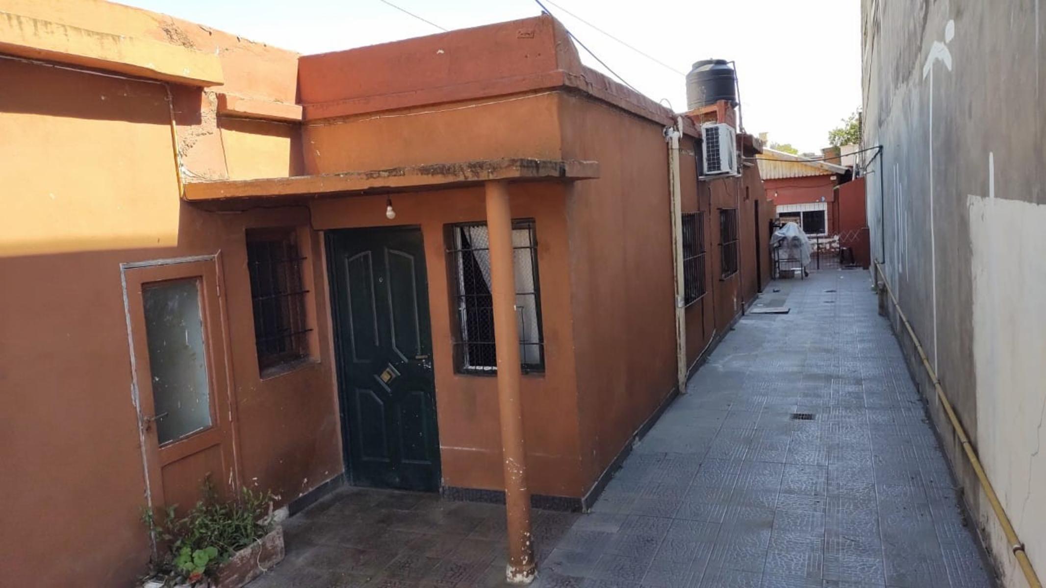 EXCELENTE PROPIEDAD MULTIFAMILIAR VIVIENDA AL FRENTE DE TRES AMBIENTES Y VIVIENDA AL FONDO DE TRES AMBIENTES CON ENTRADA DE AUTO — foto 3