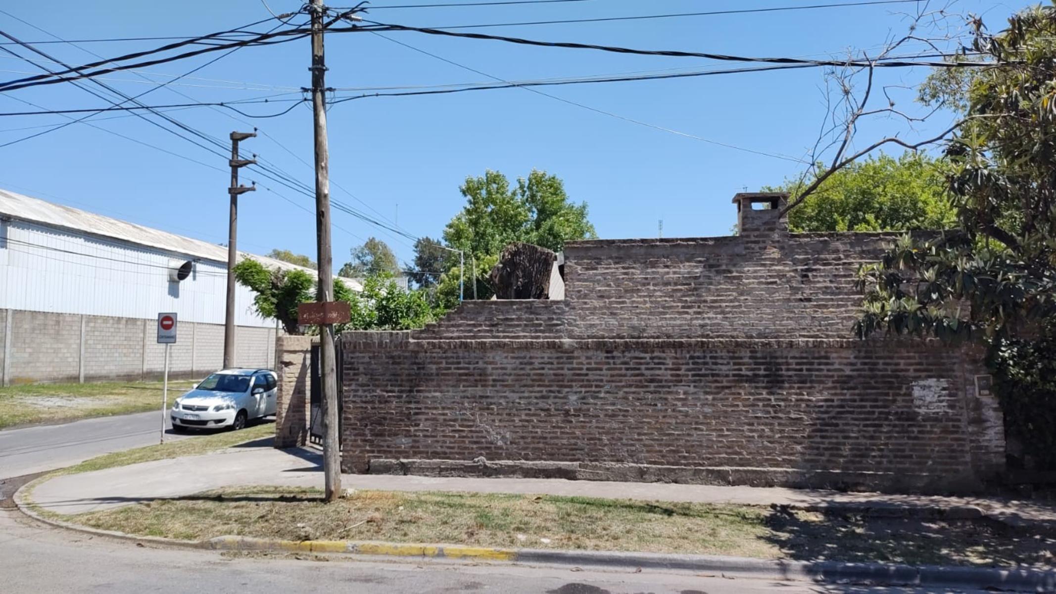 EXCELENTE PROPIEDAD CENTRICA VIVIENDA DE CUATRO AMBIENTES CON ENTRADA DE AUTO PARQUE QUINCHO PARRILA Y DOS ENTRADA DE PEATON