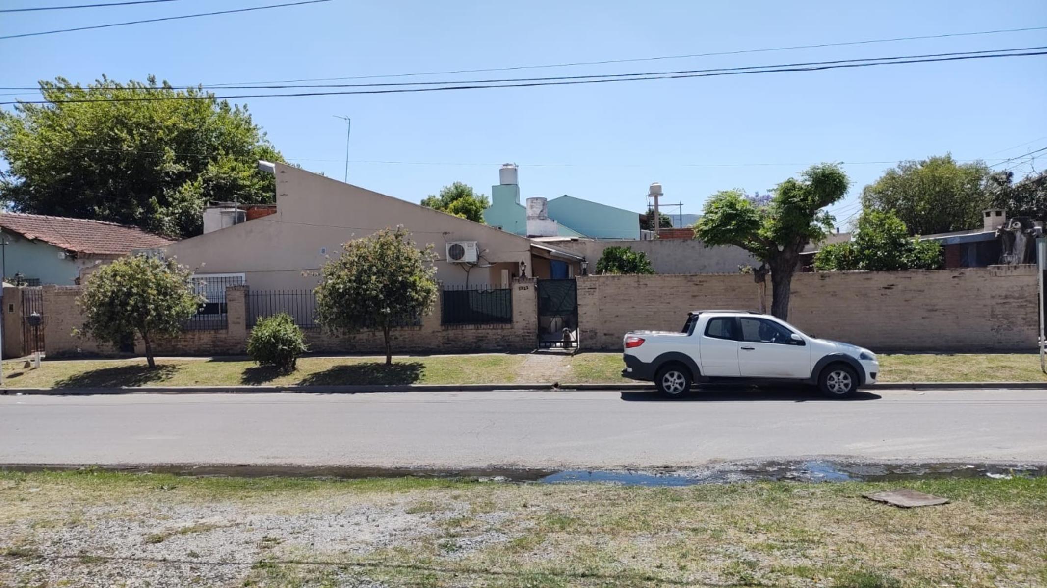 EXCELENTE PROPIEDAD CENTRICA VIVIENDA DE CUATRO AMBIENTES CON ENTRADA DE AUTO PARQUE QUINCHO PARRILA Y DOS ENTRADA DE PEATON — foto 2