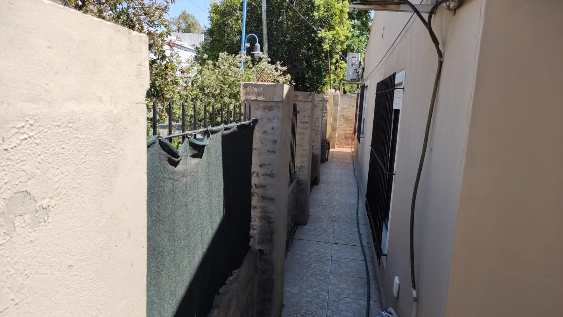 EXCELENTE PROPIEDAD CENTRICA VIVIENDA DE CUATRO AMBIENTES CON ENTRADA DE AUTO PARQUE QUINCHO PARRILA Y DOS ENTRADA DE PEATON — foto 3