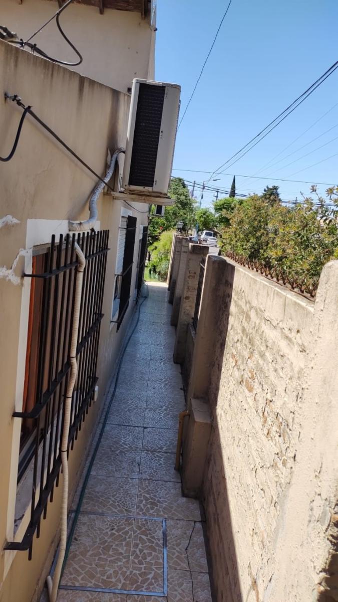 EXCELENTE PROPIEDAD CENTRICA VIVIENDA DE CUATRO AMBIENTES CON ENTRADA DE AUTO PARQUE QUINCHO PARRILA Y DOS ENTRADA DE PEATON — foto 4