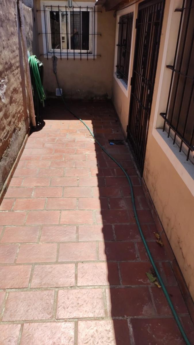 EXCELENTE PROPIEDAD CENTRICA VIVIENDA DE CUATRO AMBIENTES CON ENTRADA DE AUTO PARQUE QUINCHO PARRILA Y DOS ENTRADA DE PEATON — foto 5