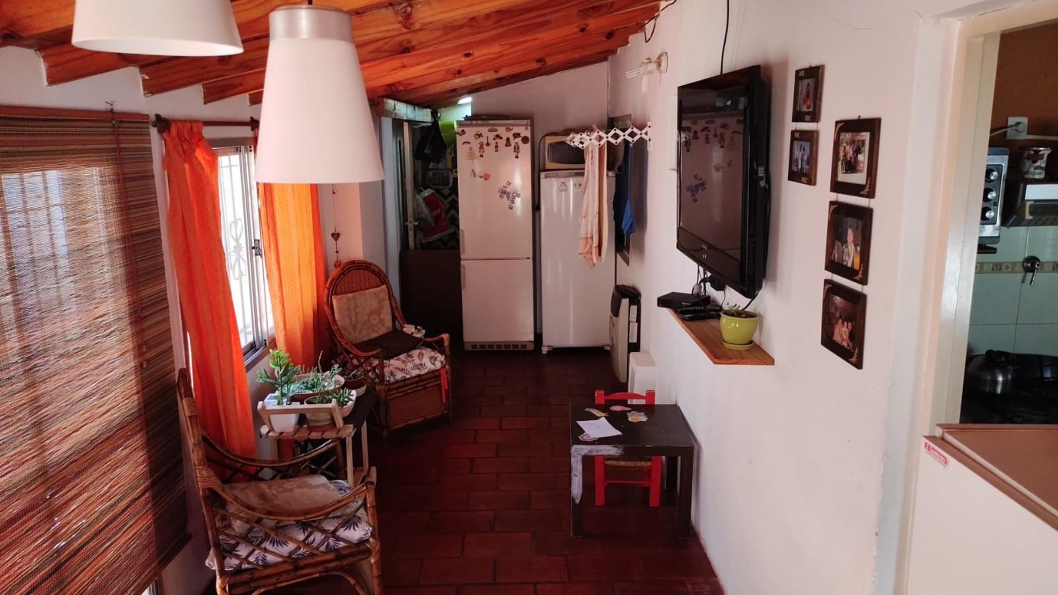 EXCELENTE PROPIEDAD CENTRICA VIVIENDA DE CUATRO AMBIENTES CON ENTRADA DE AUTO PARQUE QUINCHO PARRILA Y DOS ENTRADA DE PEATON — foto 7