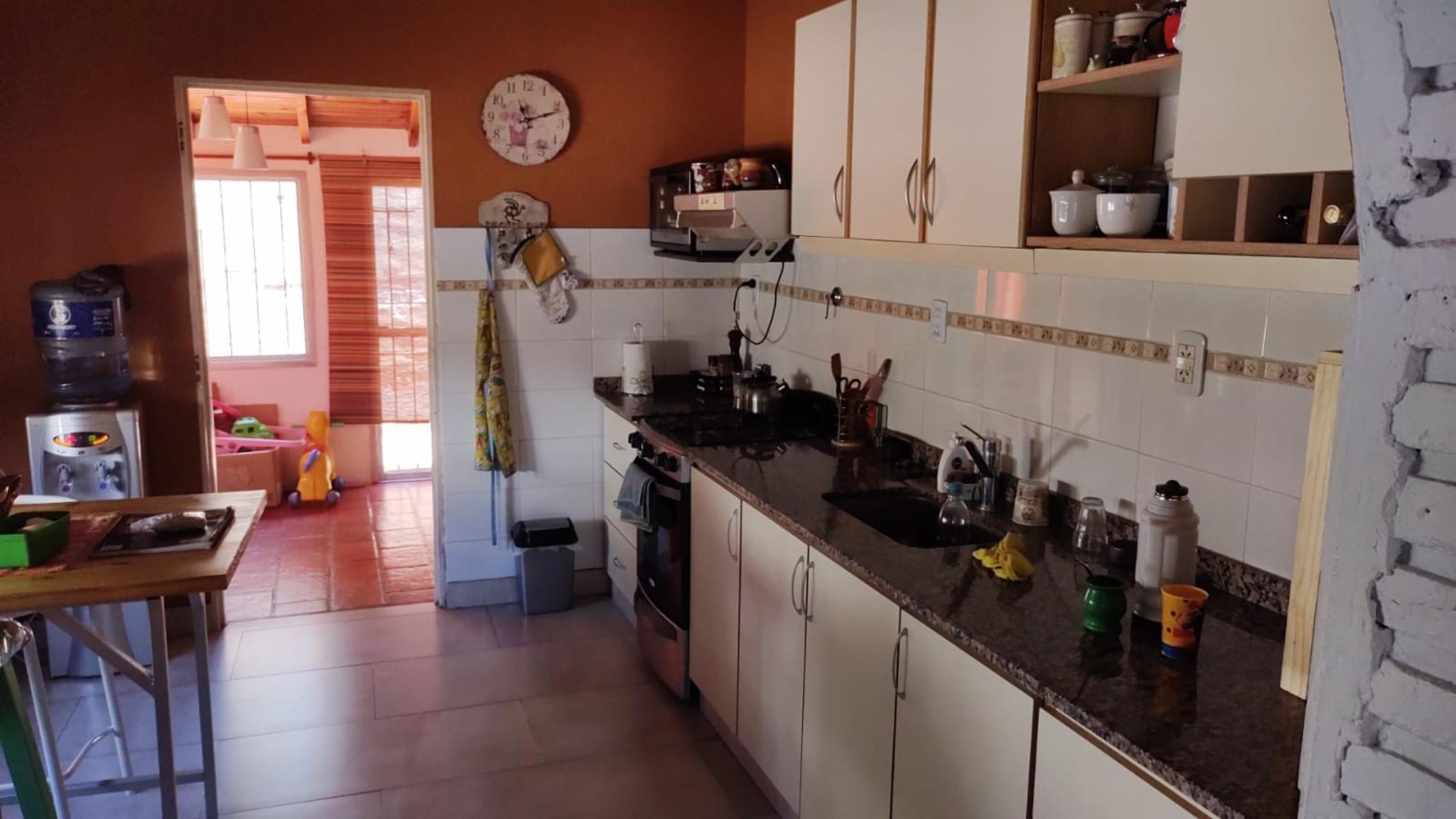 EXCELENTE PROPIEDAD CENTRICA VIVIENDA DE CUATRO AMBIENTES CON ENTRADA DE AUTO PARQUE QUINCHO PARRILA Y DOS ENTRADA DE PEATON — foto 9