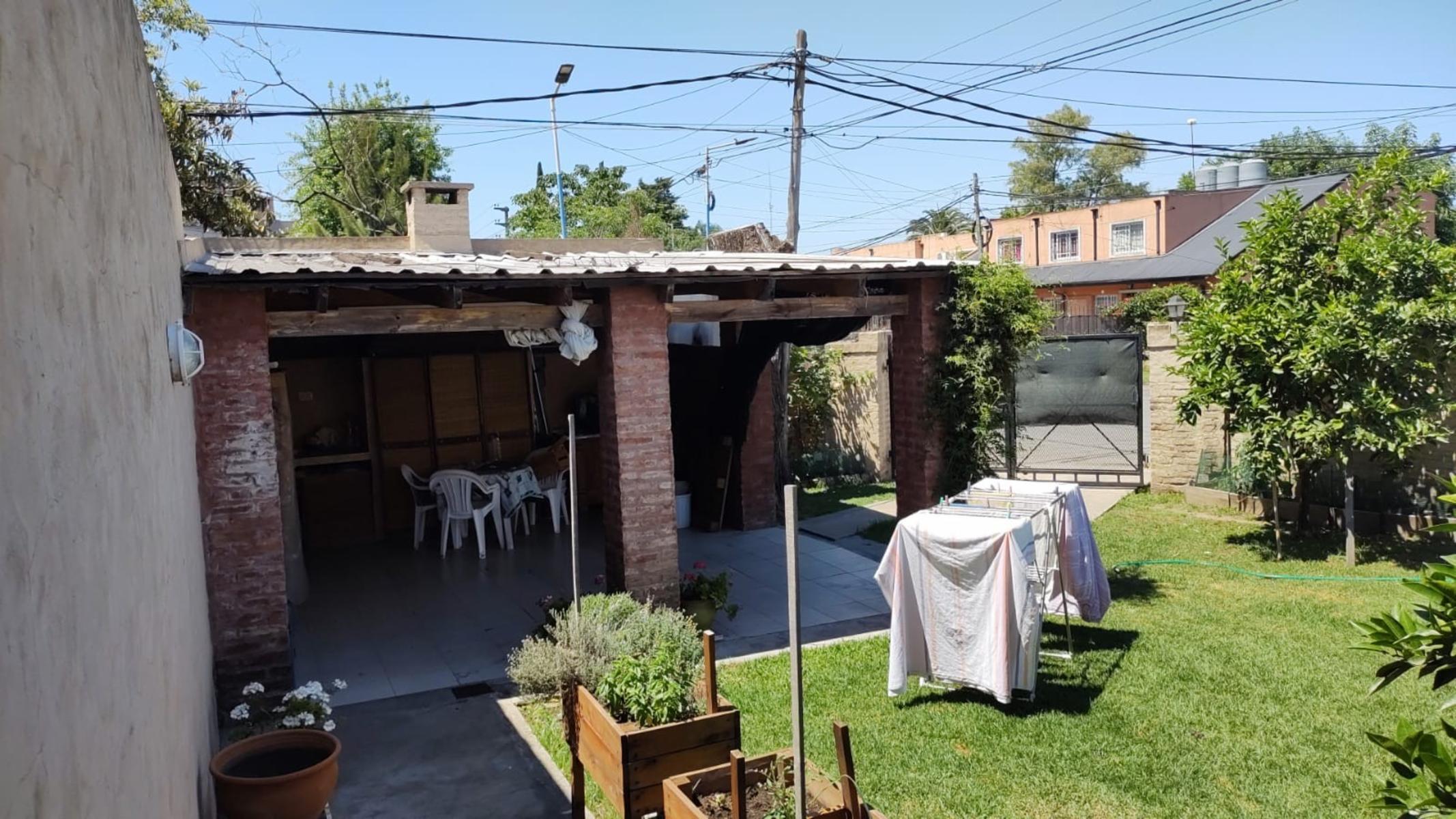 EXCELENTE PROPIEDAD CENTRICA VIVIENDA DE CUATRO AMBIENTES CON ENTRADA DE AUTO PARQUE QUINCHO PARRILA Y DOS ENTRADA DE PEATON — foto 12