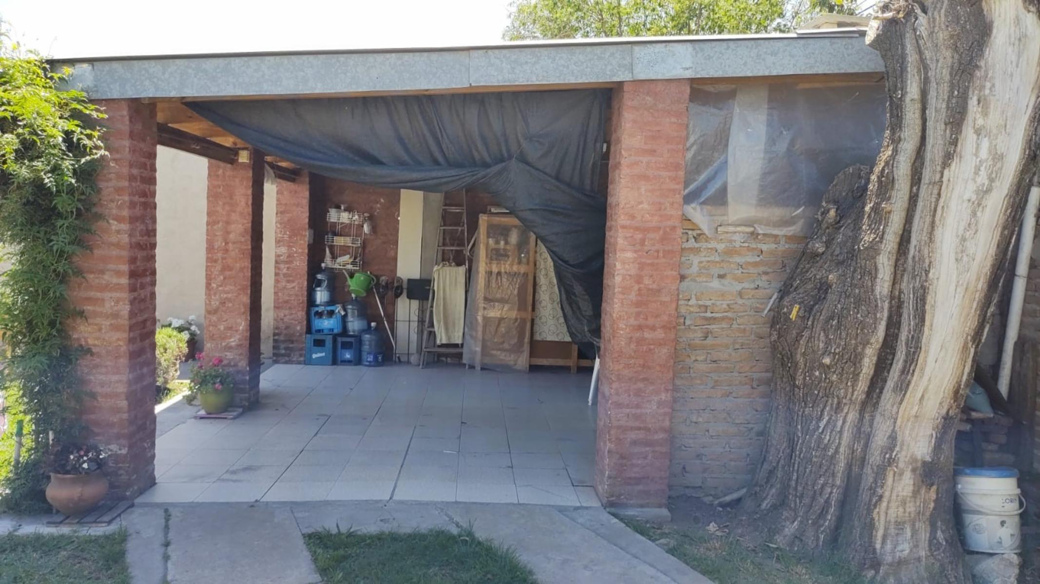 EXCELENTE PROPIEDAD CENTRICA VIVIENDA DE CUATRO AMBIENTES CON ENTRADA DE AUTO PARQUE QUINCHO PARRILA Y DOS ENTRADA DE PEATON — foto 13