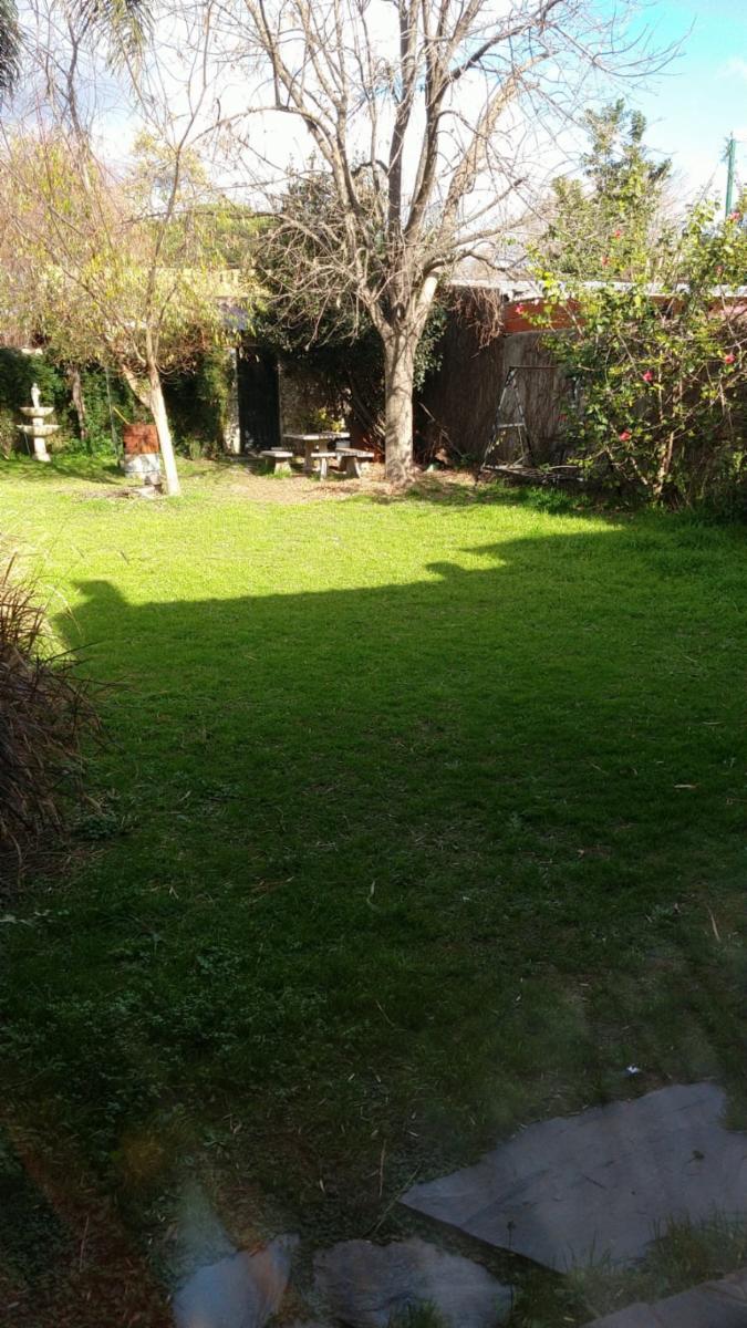 EXCELENTE PROPIEDAD DE TRES AMBIENTES CON GARAGE CUBIERTO PARQUE PARRILLA Y FONDO LIBRE ZONA CENTRICA DE GARN