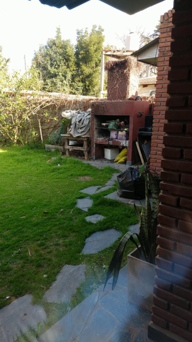 EXCELENTE PROPIEDAD DE TRES AMBIENTES CON GARAGE CUBIERTO PARQUE PARRILLA Y FONDO LIBRE ZONA CENTRICA DE GARN — foto 2