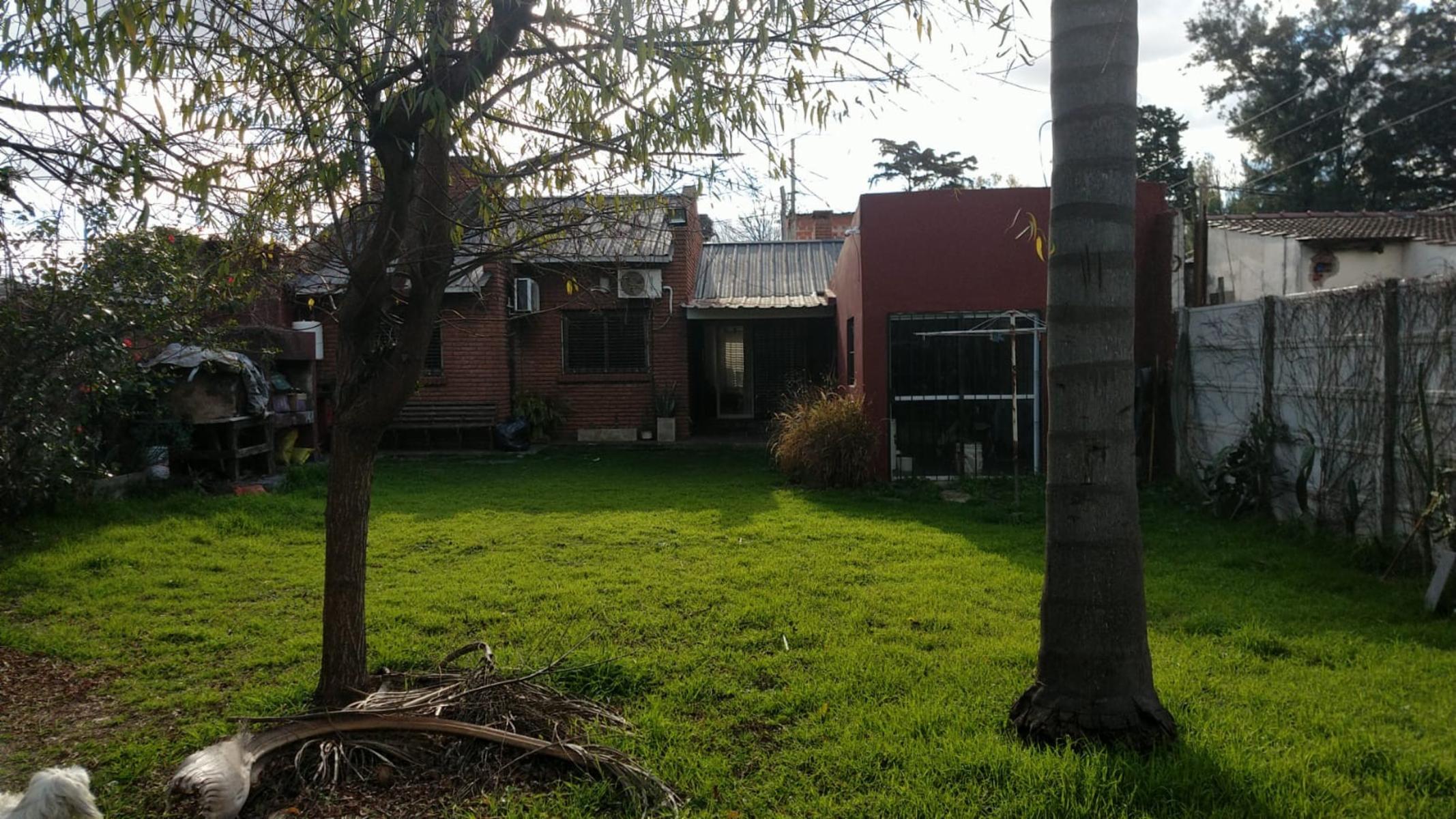 EXCELENTE PROPIEDAD DE TRES AMBIENTES CON GARAGE CUBIERTO PARQUE PARRILLA Y FONDO LIBRE ZONA CENTRICA DE GARN — foto 3