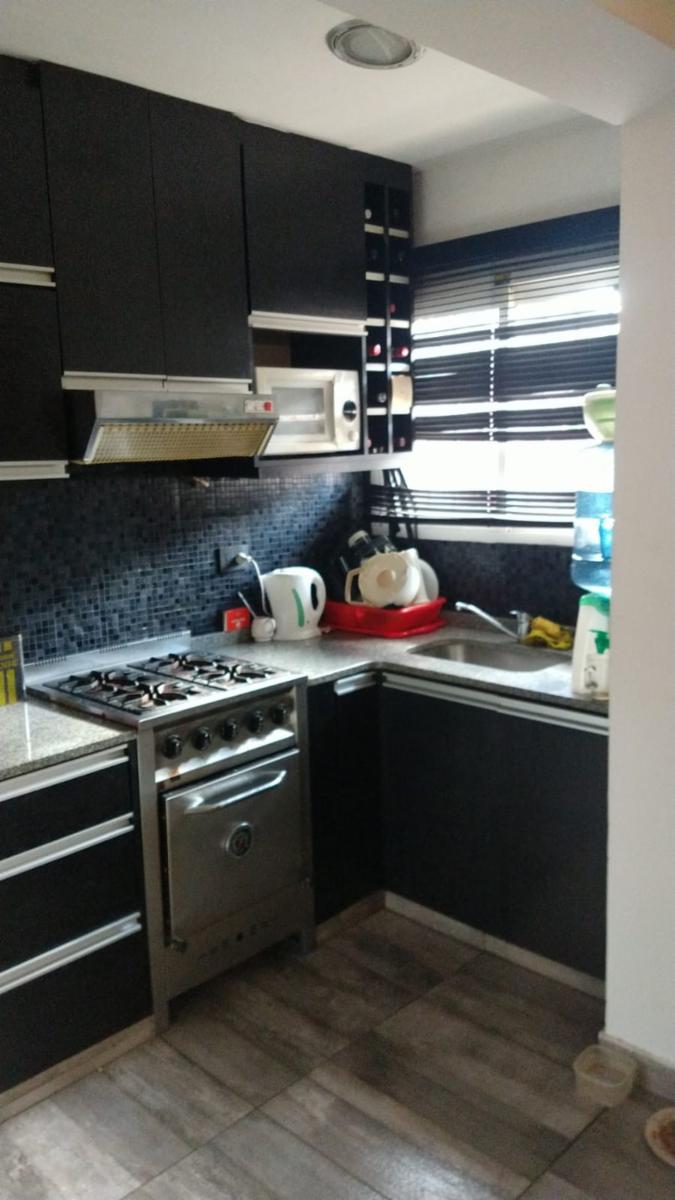 EXCELENTE PROPIEDAD DE TRES AMBIENTES CON GARAGE CUBIERTO PARQUE PARRILLA Y FONDO LIBRE ZONA CENTRICA DE GARN — foto 4