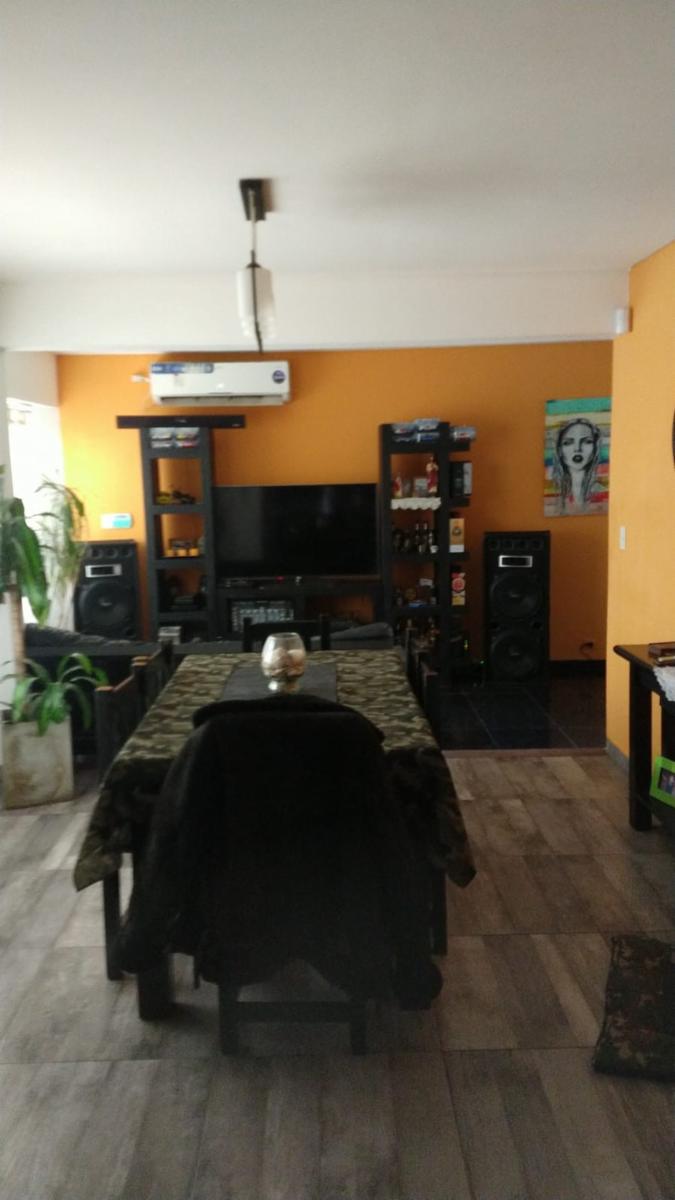 EXCELENTE PROPIEDAD DE TRES AMBIENTES CON GARAGE CUBIERTO PARQUE PARRILLA Y FONDO LIBRE ZONA CENTRICA DE GARN — foto 5