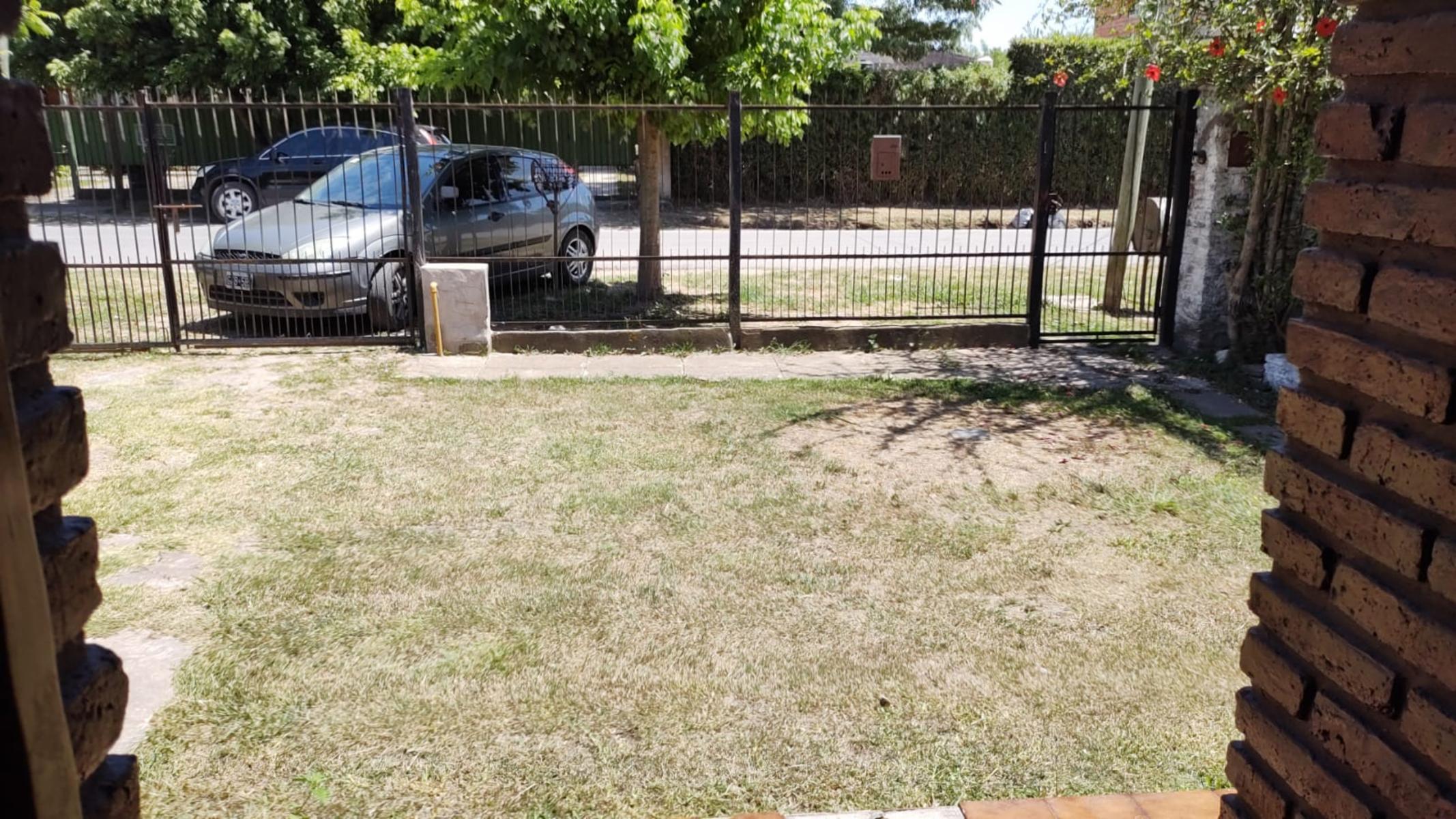 EXCELENTE PROPIEDAD MULTIFAMILIAR CON DOS VIVIENTDAS DE TRES AMBIENTES CON PATIO Y ENTRADA DE AUTOS Y TODOS LOS SERVICIOS — foto 2