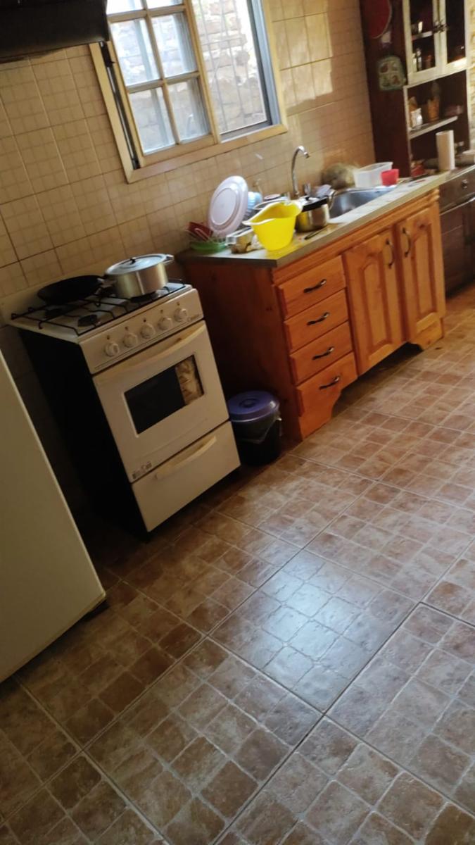 EXCELENTE PROPIEDAD MULTIFAMILIAR CON DOS VIVIENTDAS DE TRES AMBIENTES CON PATIO Y ENTRADA DE AUTOS Y TODOS LOS SERVICIOS — foto 4