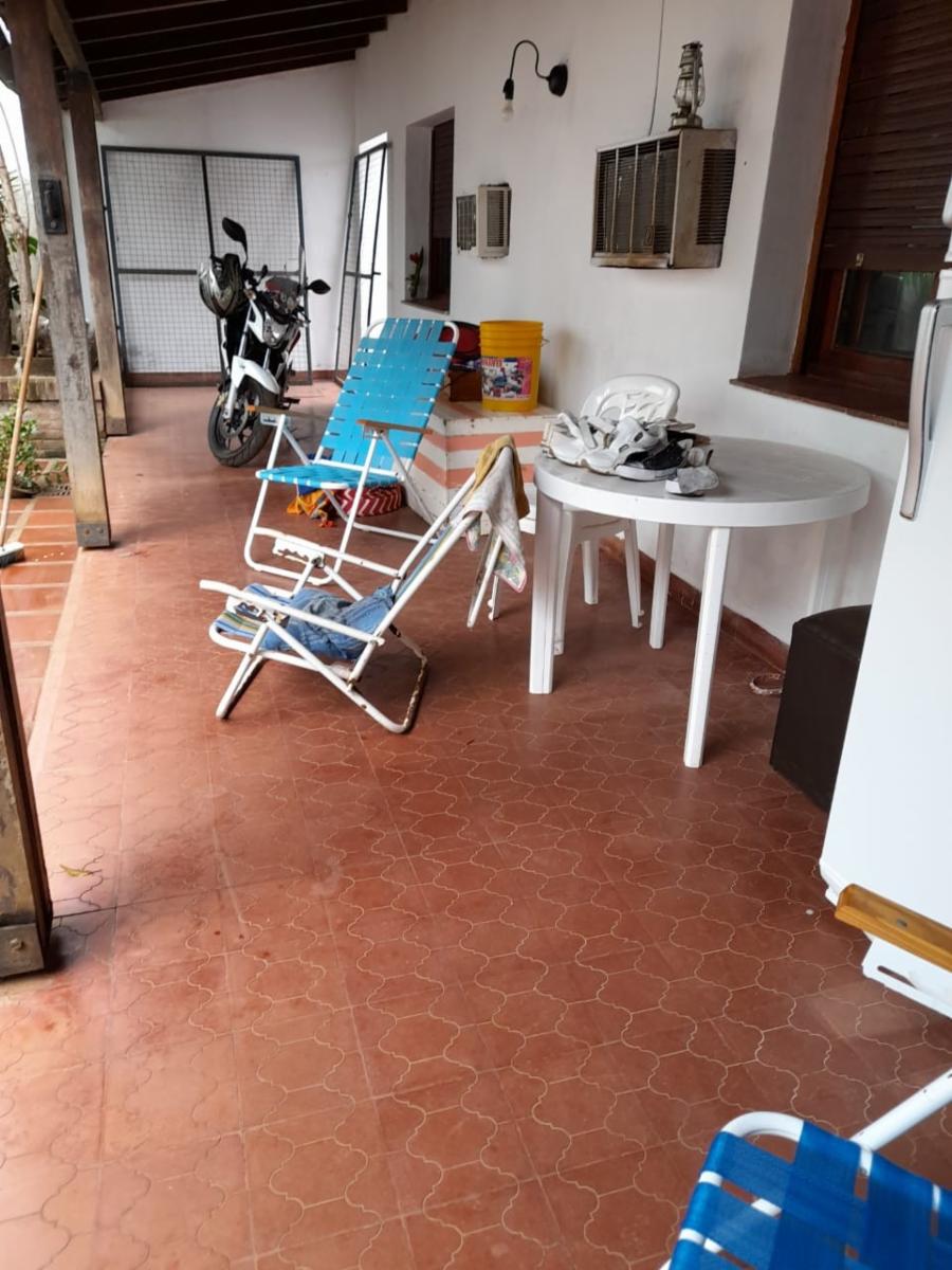 EXCELENTE PROPIEDAD CENTRICA DE CUATRO AMBIENTES MAS CUARTO DE HUESPDES GARAGE ENTRADA PRINCIPAL Y LATERAL — foto 3