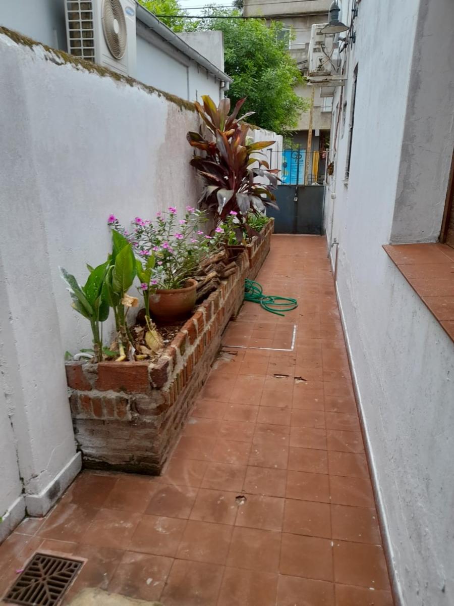 EXCELENTE PROPIEDAD CENTRICA DE CUATRO AMBIENTES MAS CUARTO DE HUESPDES GARAGE ENTRADA PRINCIPAL Y LATERAL — foto 4