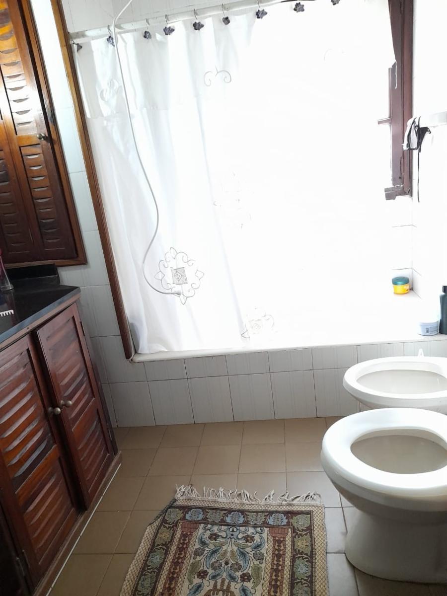 EXCELENTE PROPIEDAD CENTRICA DE CUATRO AMBIENTES MAS CUARTO DE HUESPDES GARAGE ENTRADA PRINCIPAL Y LATERAL — foto 5