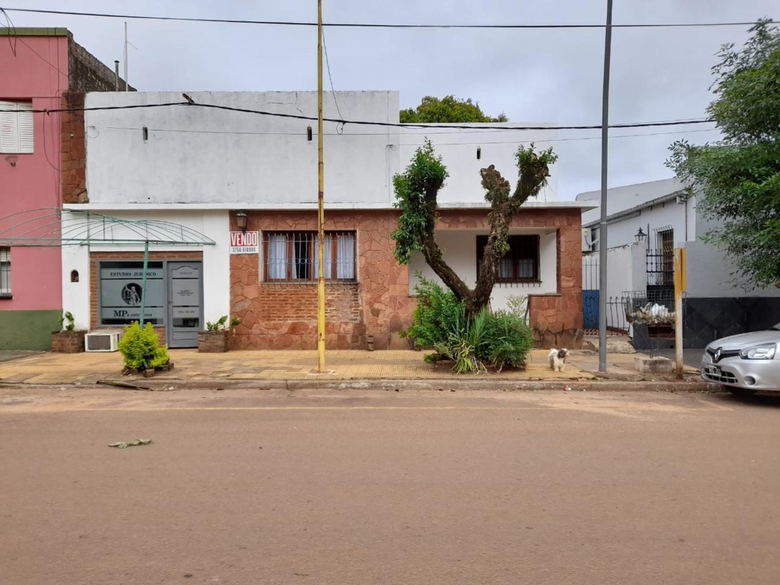 EXCELENTE PROPIEDAD CENTRICA DE CUATRO AMBIENTES MAS CUARTO DE HUESPDES GARAGE ENTRADA PRINCIPAL Y LATERAL — foto 6