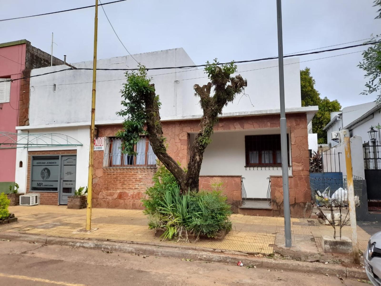 EXCELENTE PROPIEDAD CENTRICA DE CUATRO AMBIENTES MAS CUARTO DE HUESPDES GARAGE ENTRADA PRINCIPAL Y LATERAL — foto 9