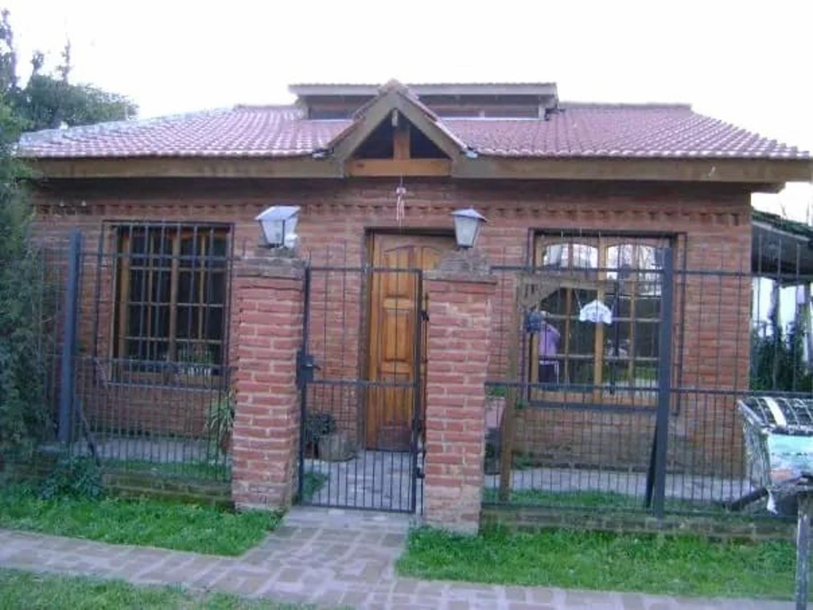 EXCELENTE PROPIEDAD DE TRES AMBIENTES CON JARDIN, PATIO ENTRADA DE AUTO Y FONDO LIBRE CON CALLE ASFALTADA, A TRES CUADRAS DEL CENTRO DE LA CIUDAD DE GARIN