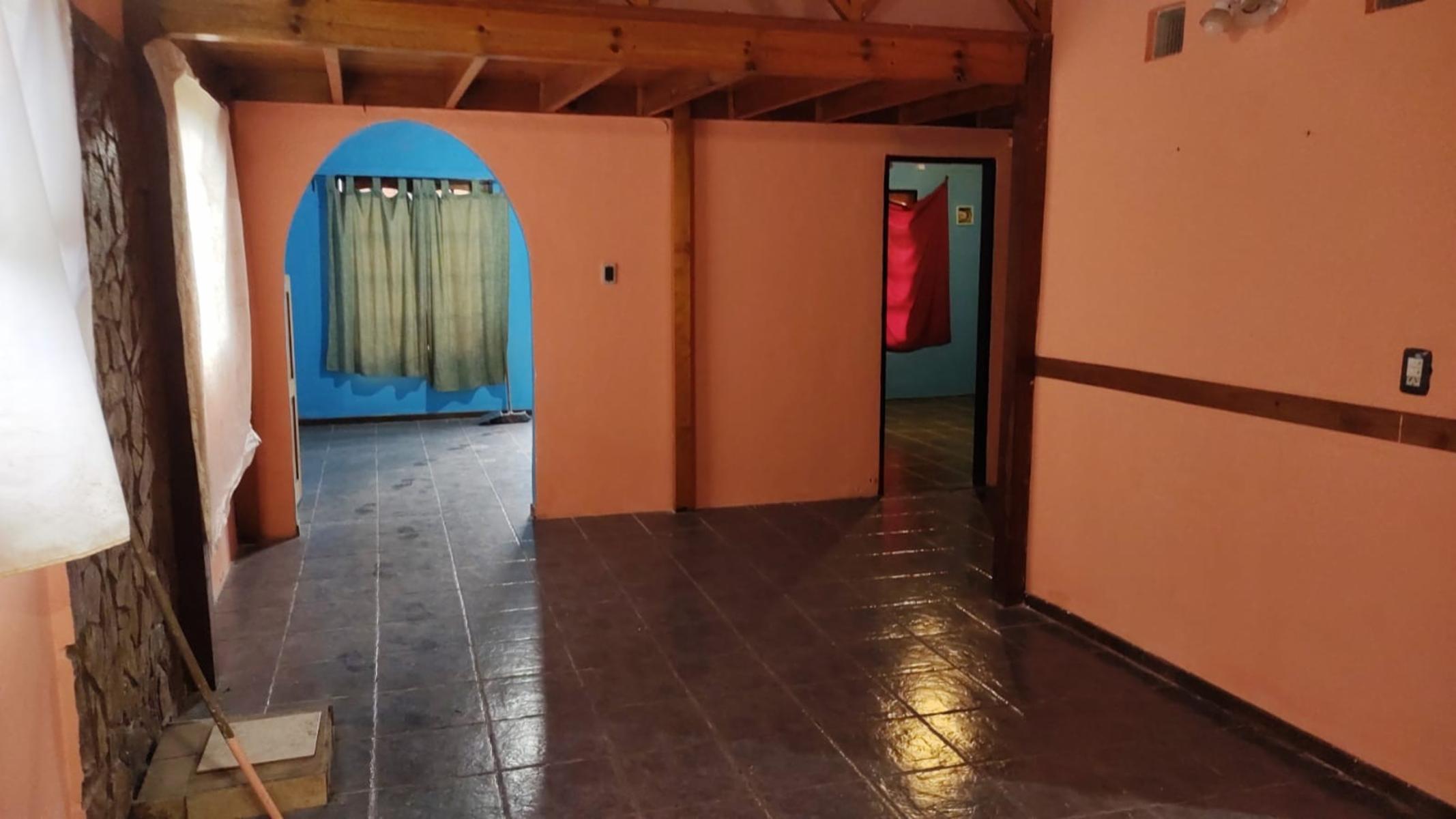 EXCELENTE PROPIEDAD DE TRES AMBIENTES CON JARDIN, PATIO ENTRADA DE AUTO Y FONDO LIBRE CON CALLE ASFALTADA, A TRES CUADRAS DEL CENTRO DE LA CIUDAD DE GARIN — foto 4