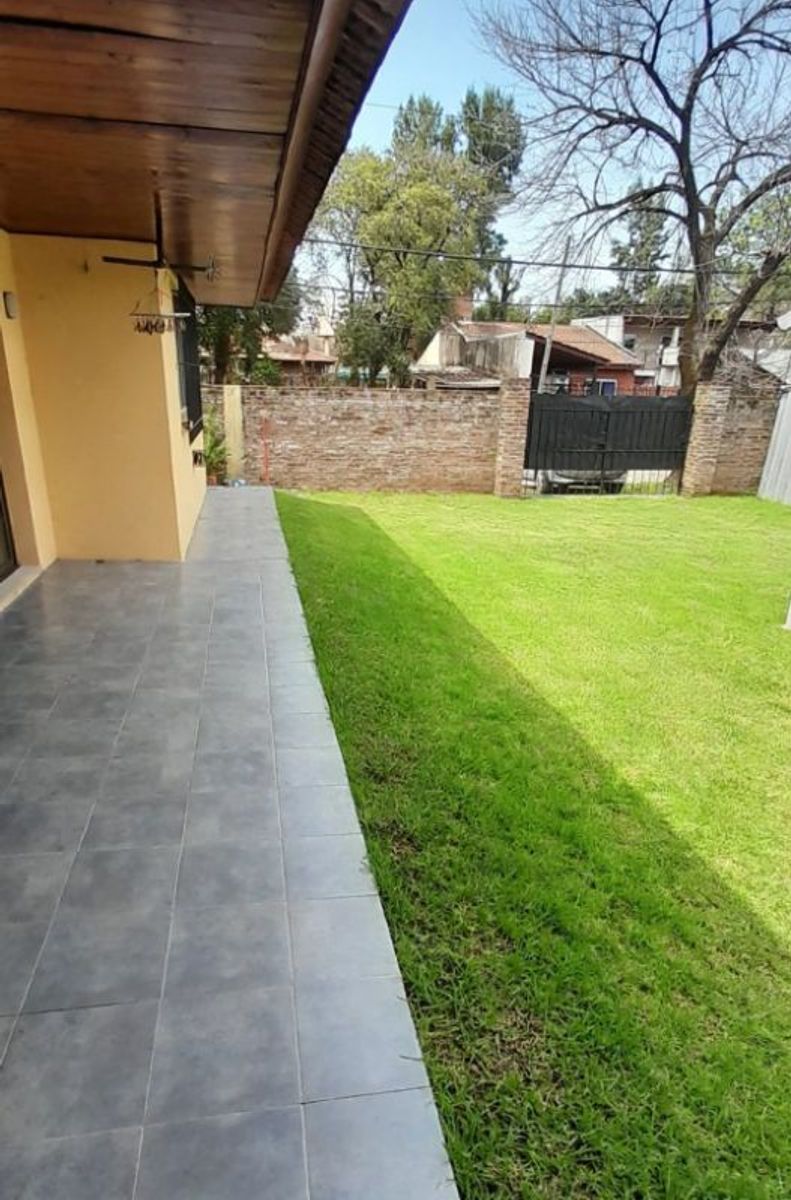 AMPLIA PROPIEDAD DE 4 AMBIENTES CON ENTRADA DE AUTO Y PATIO — foto 2